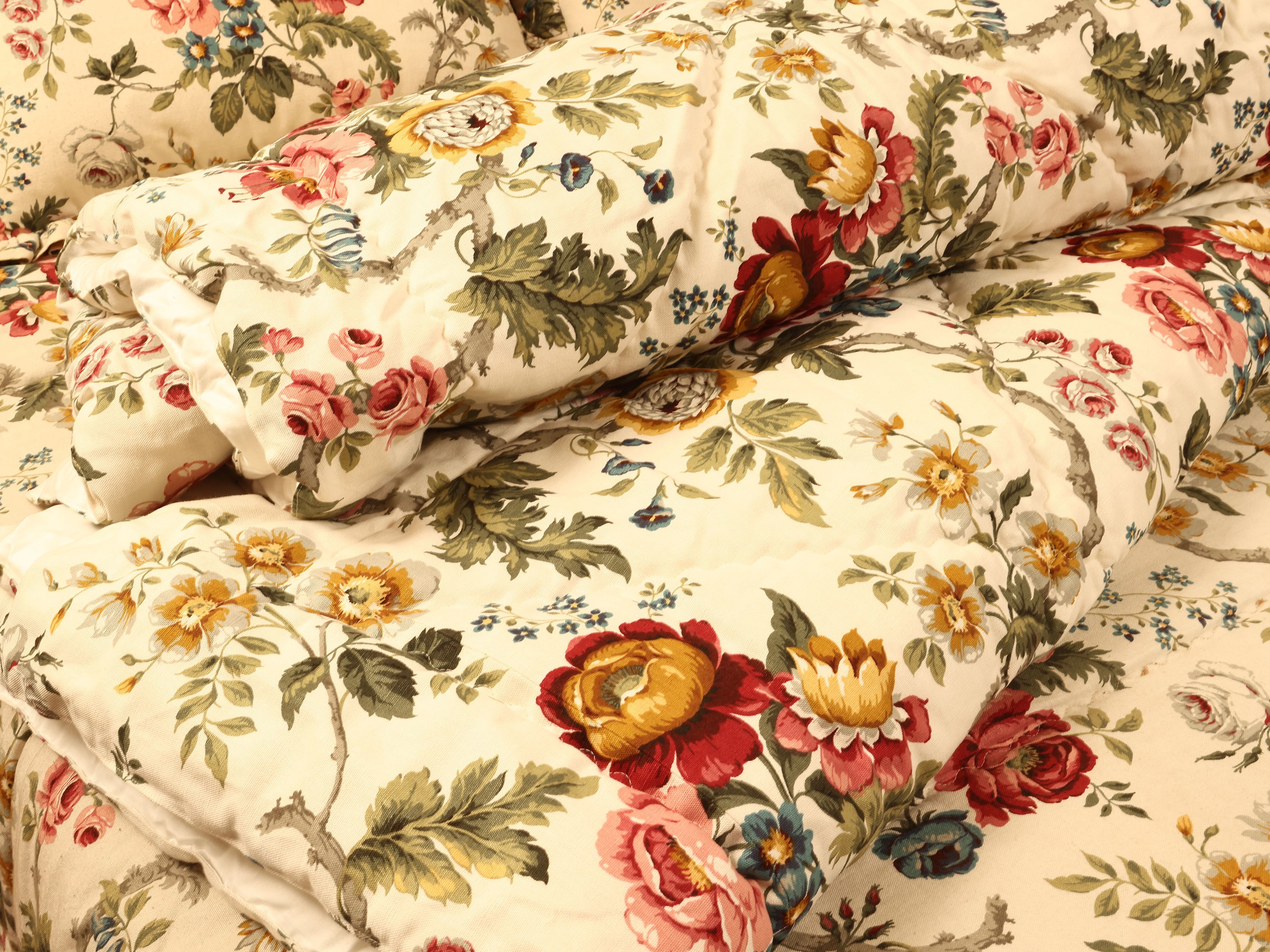 Letto matrimoniale imbottito in tessuto floreale