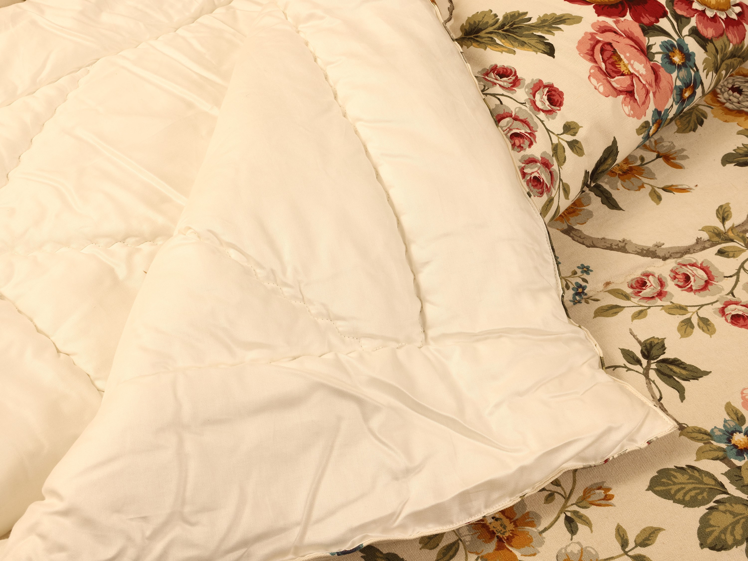 Letto matrimoniale imbottito in tessuto floreale