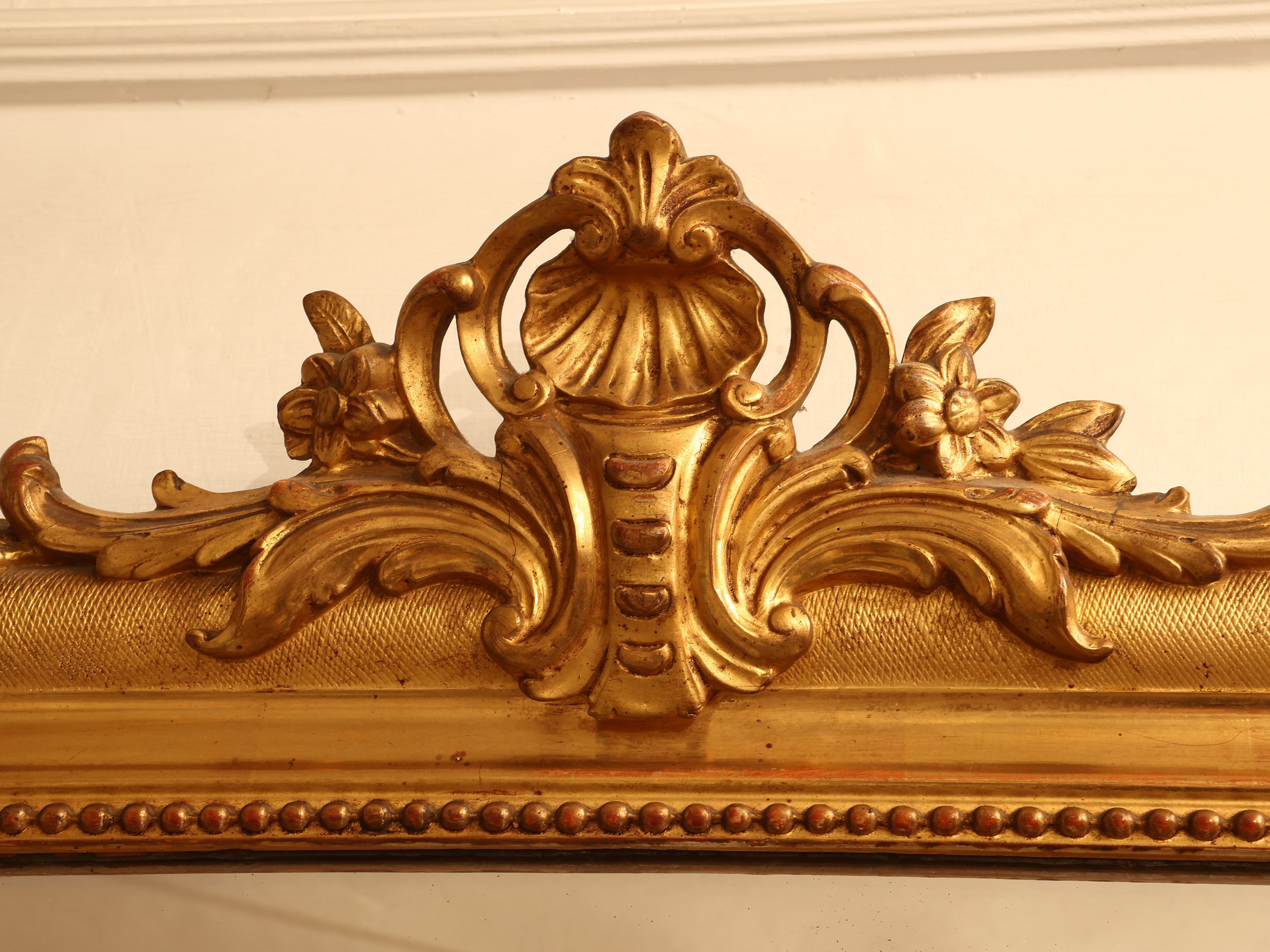 Specchiera con cornice in legno e pastiglia dorata, seconda metà del XIX secolo
