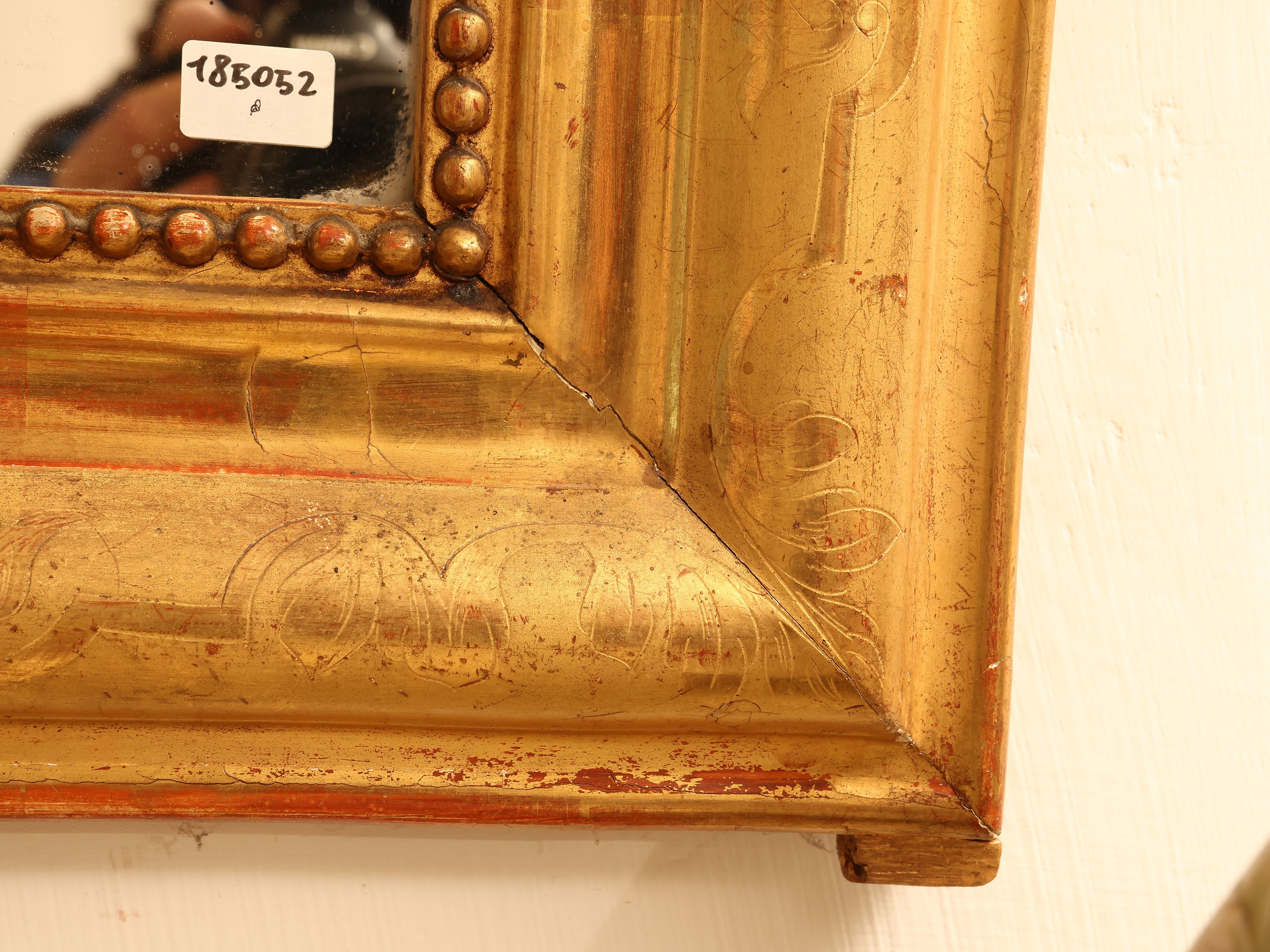 Specchiera con cornice in legno e pastiglia dorata, seconda metà del XIX secolo