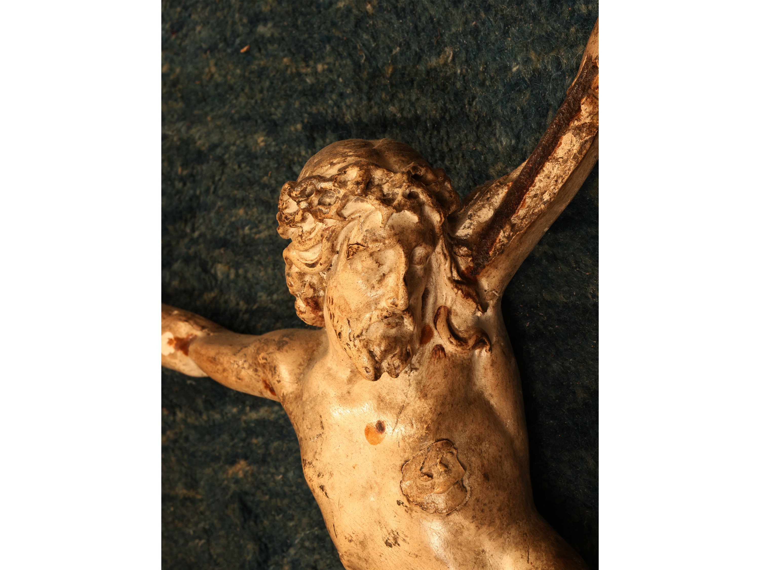 Cristo in stucco patinato, cm 53x35