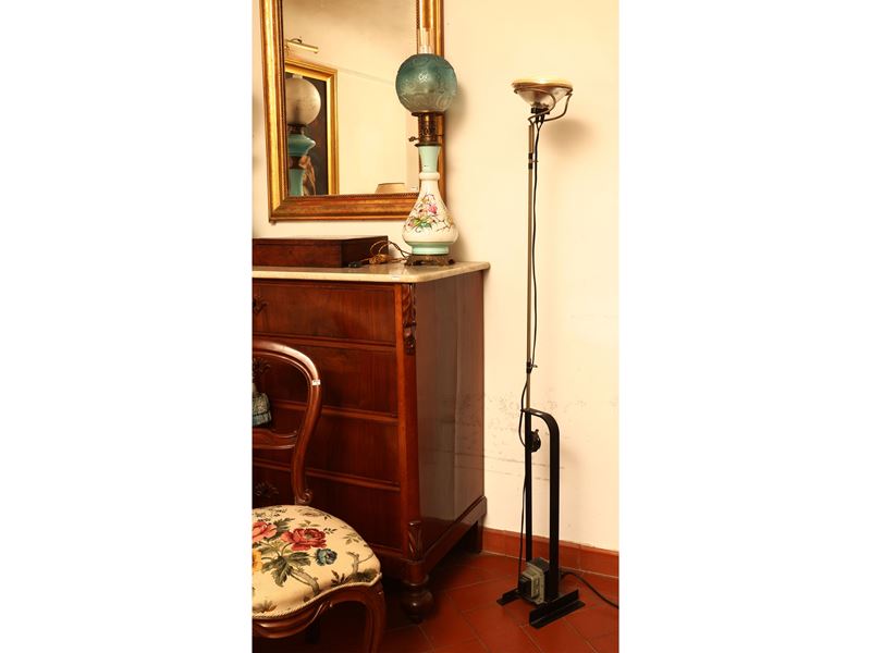 Lampada da terra Toio, produzione Flos