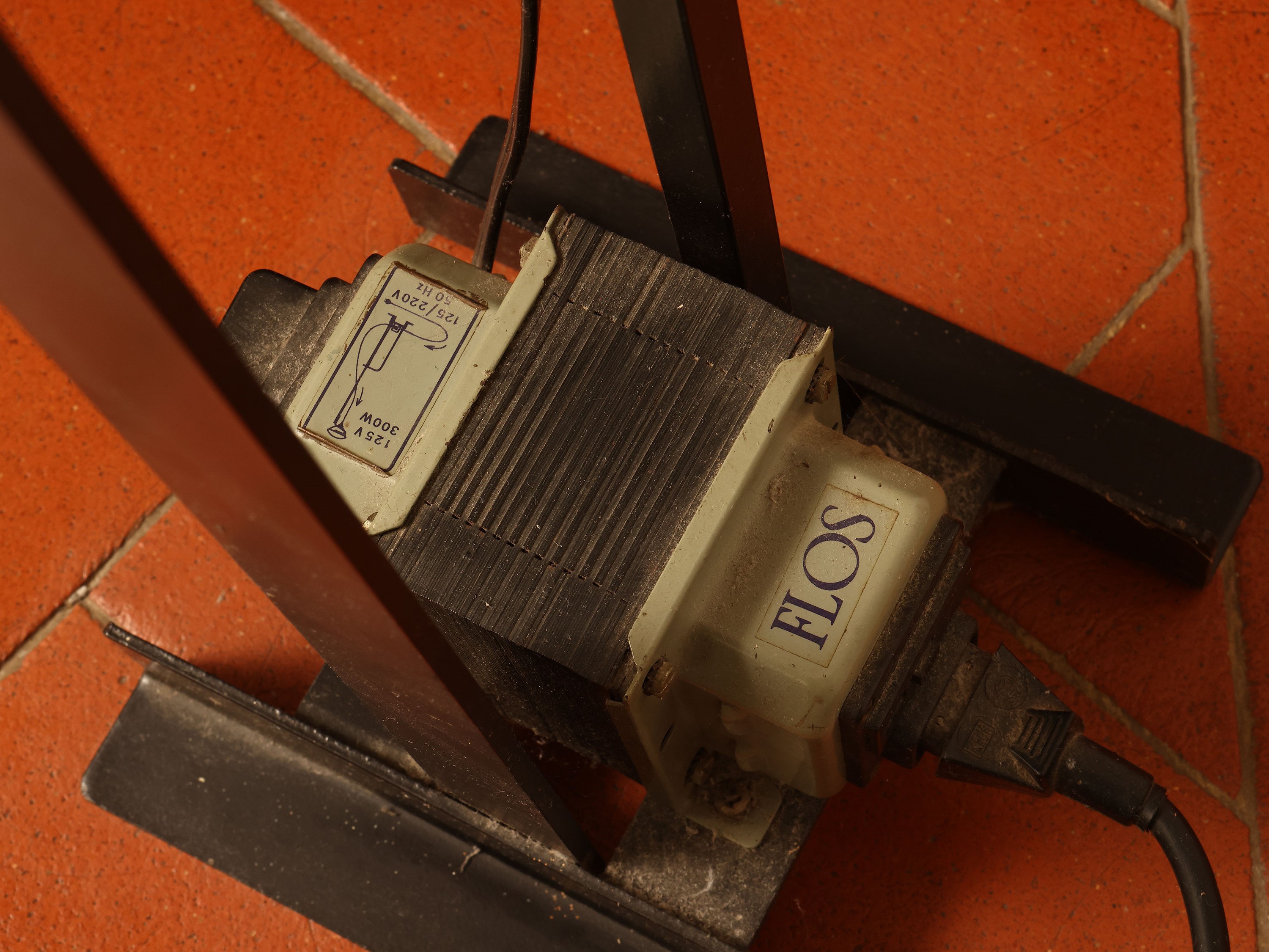 Lampada da terra Toio, produzione Flos