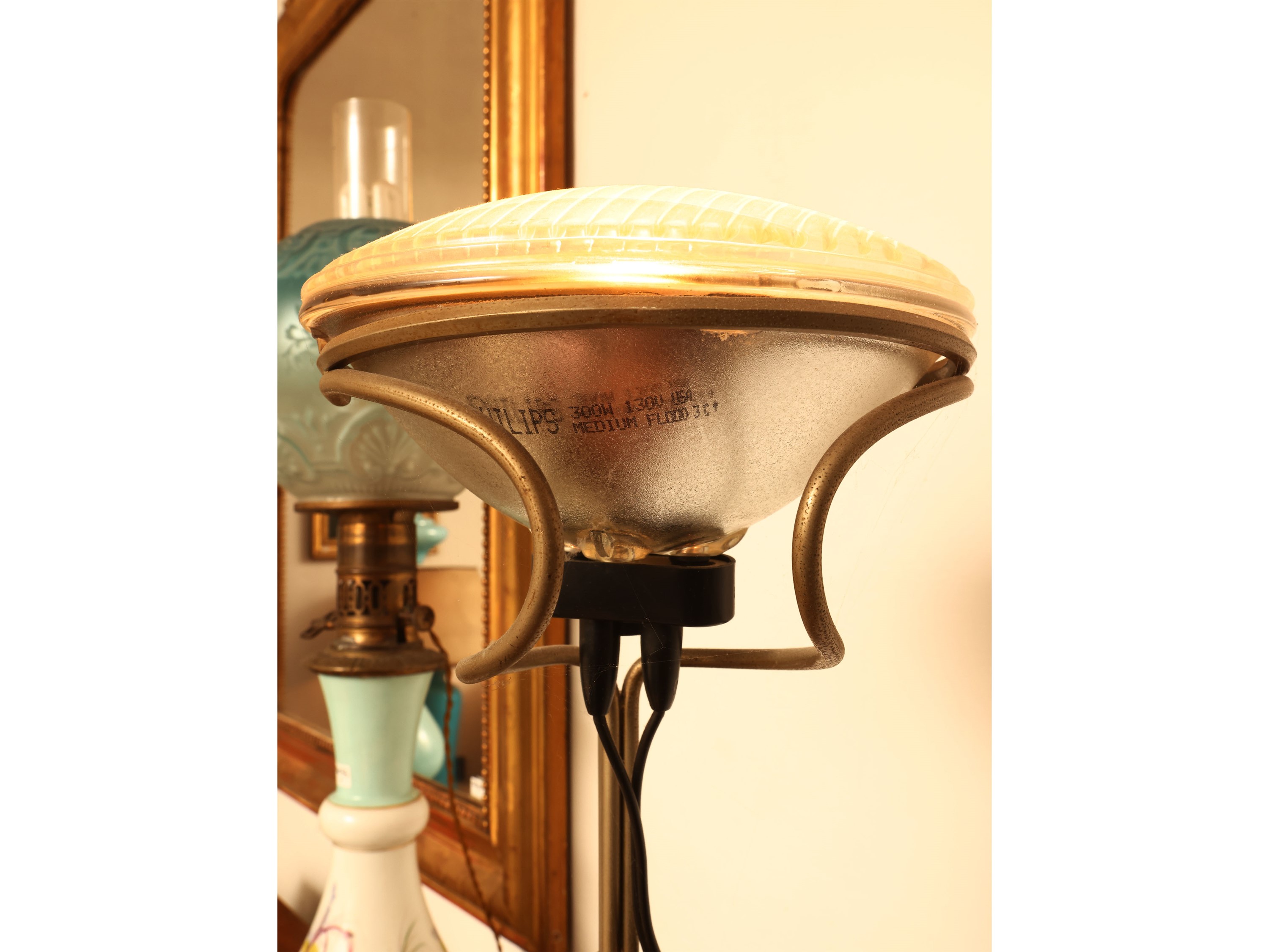 Lampada da terra Toio, produzione Flos