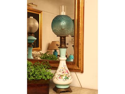 Lume ad olio in opaline bianca e verde acqua, fine XIX secolo