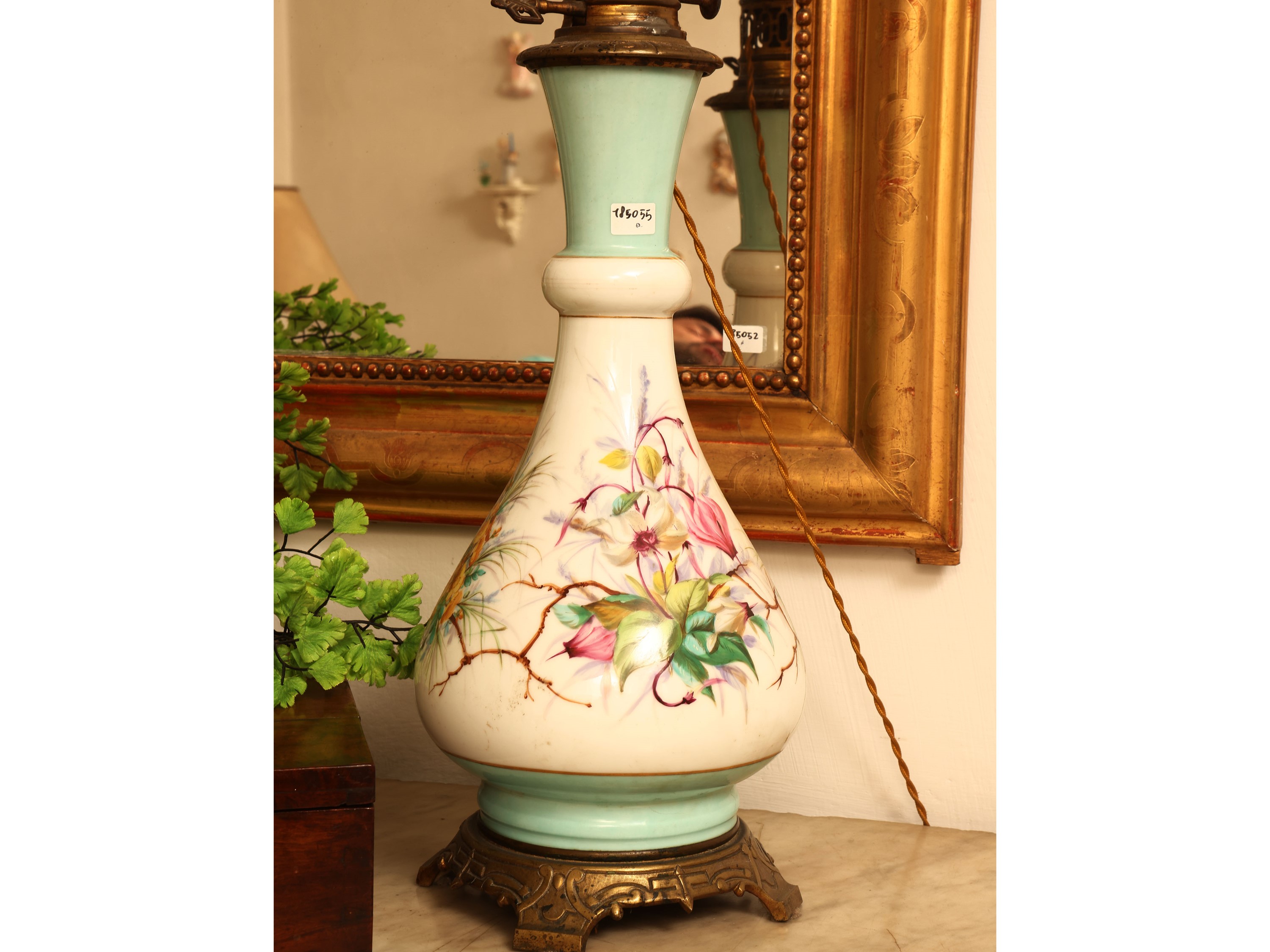 Lume ad olio in opaline bianca e verde acqua, fine XIX secolo