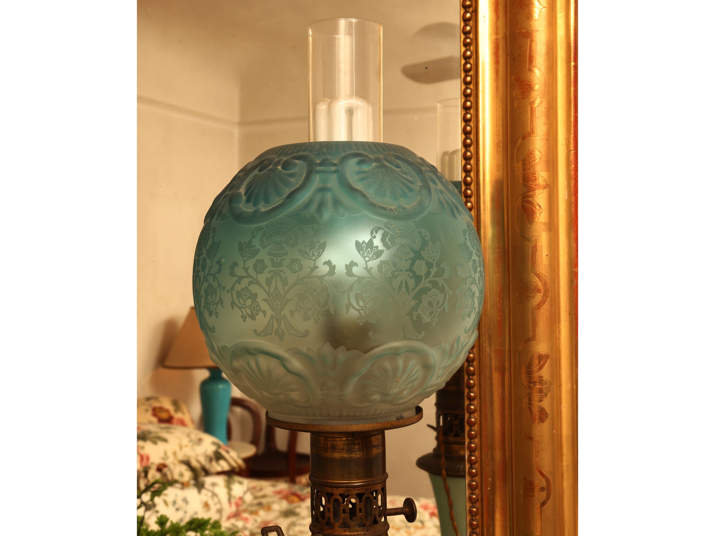 Lume ad olio in opaline bianca e verde acqua, fine XIX secolo