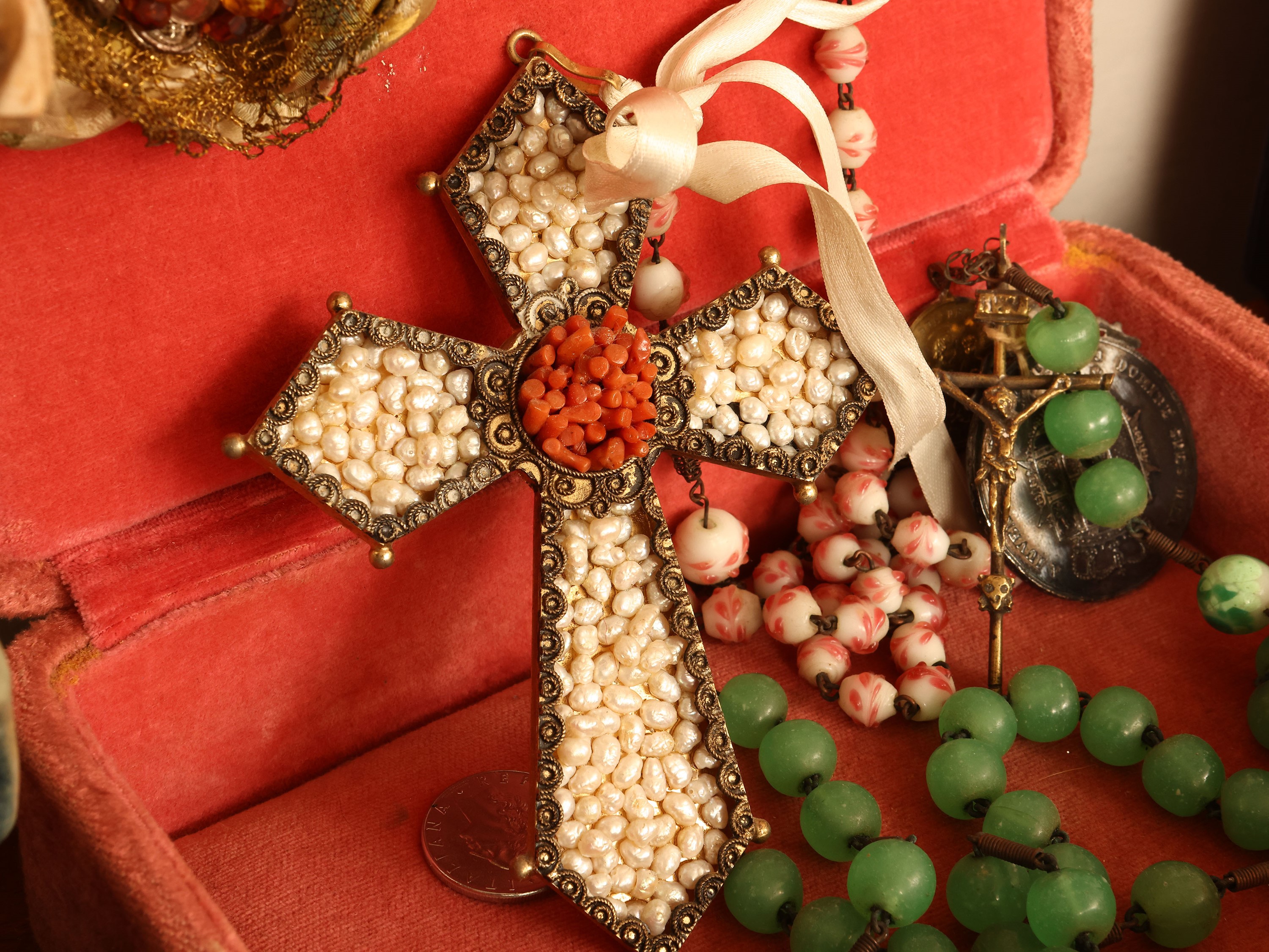 Curiosità devozionali, rosari e oggetti religiosi