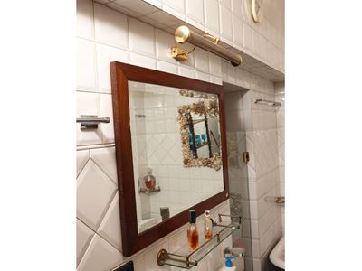 Specchiera con cornice in noce e set di accessori per stanza da bagno