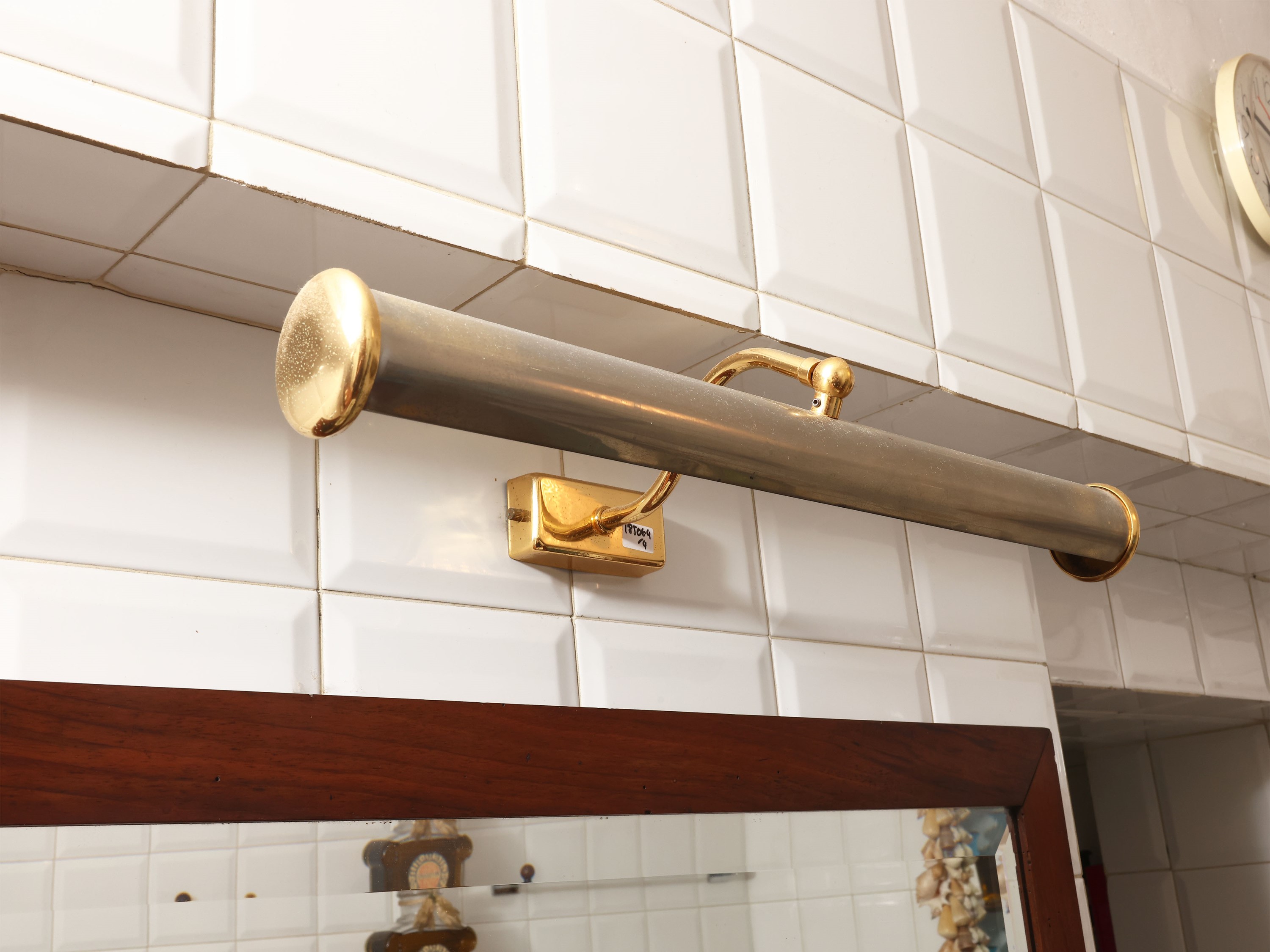 Specchiera con cornice in noce e set di accessori per stanza da bagno