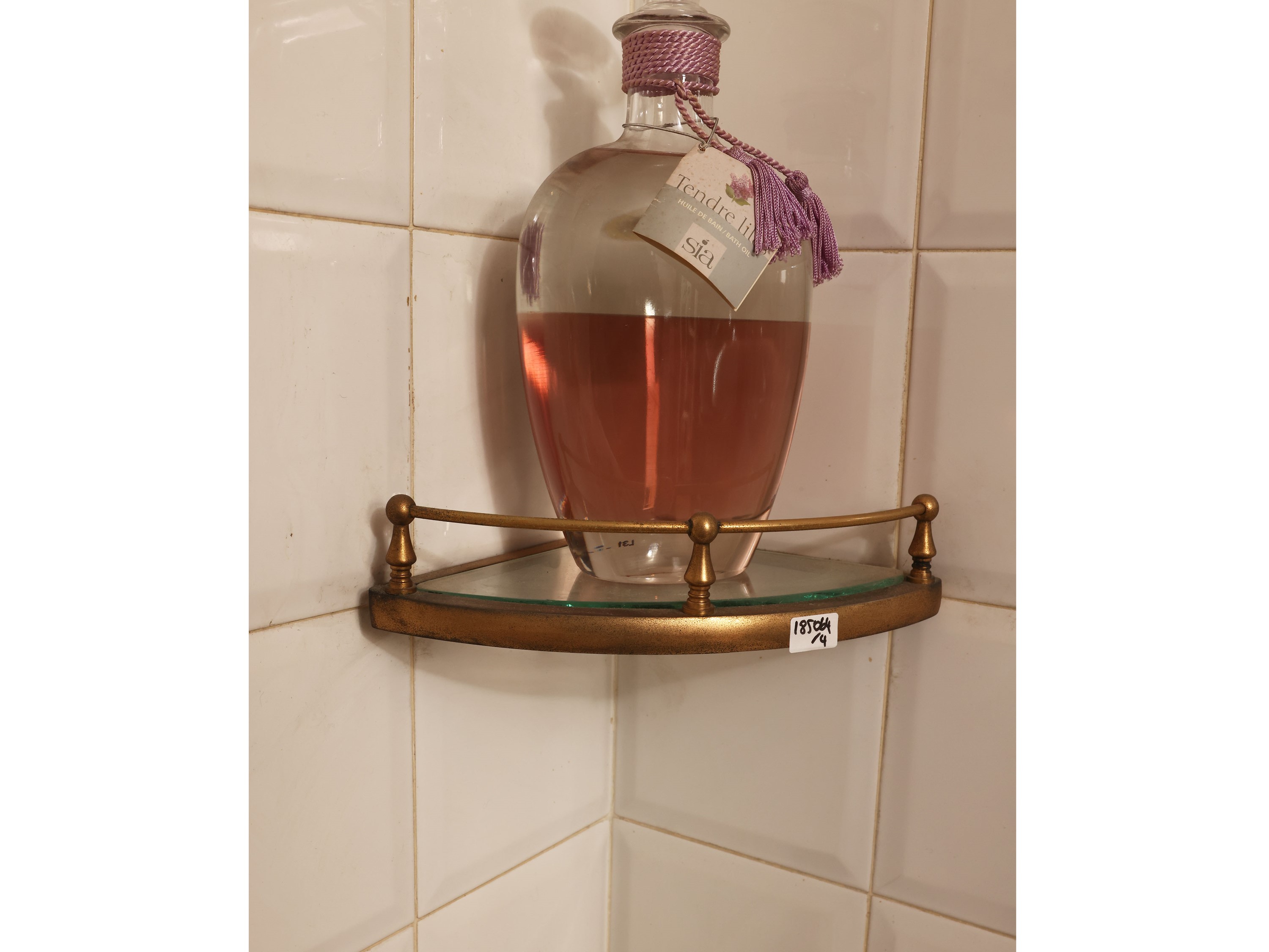 Specchiera con cornice in noce e set di accessori per stanza da bagno