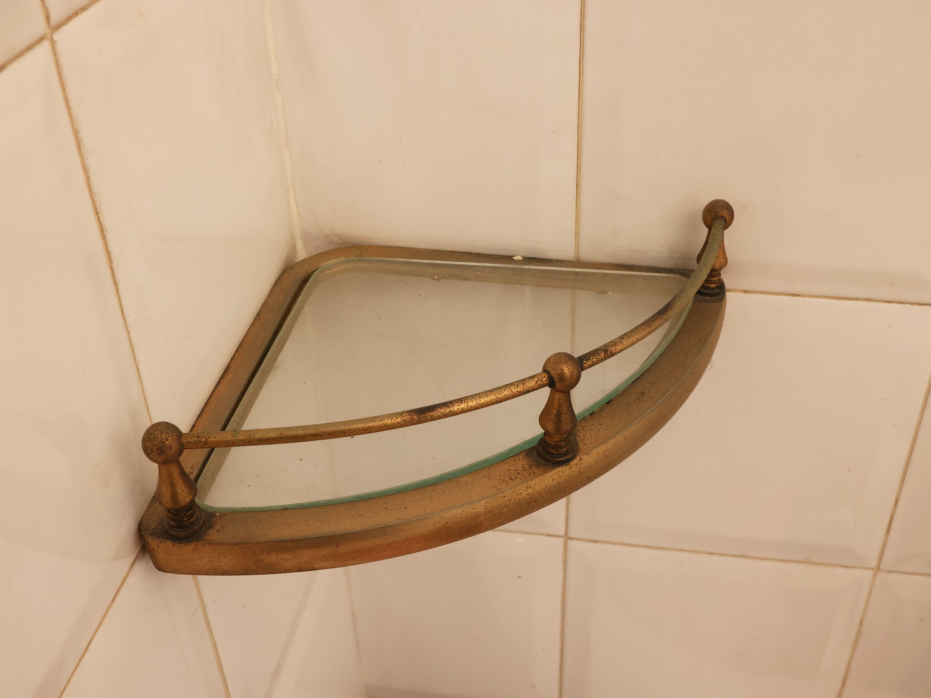Specchiera con cornice in noce e set di accessori per stanza da bagno