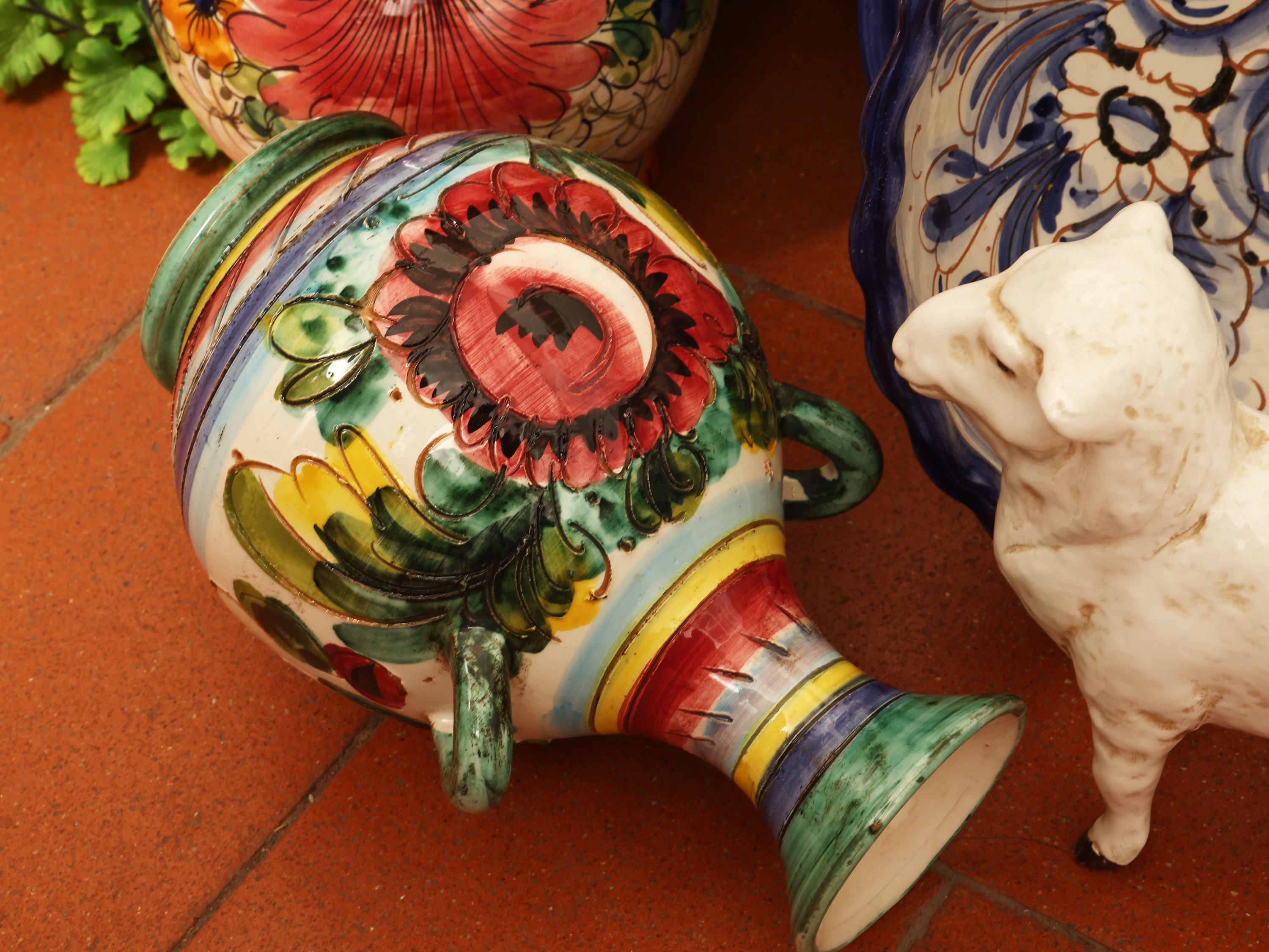 Lotto di ceramiche, fruttiera centrotavola e gruppo decorativo raffigurante pecora