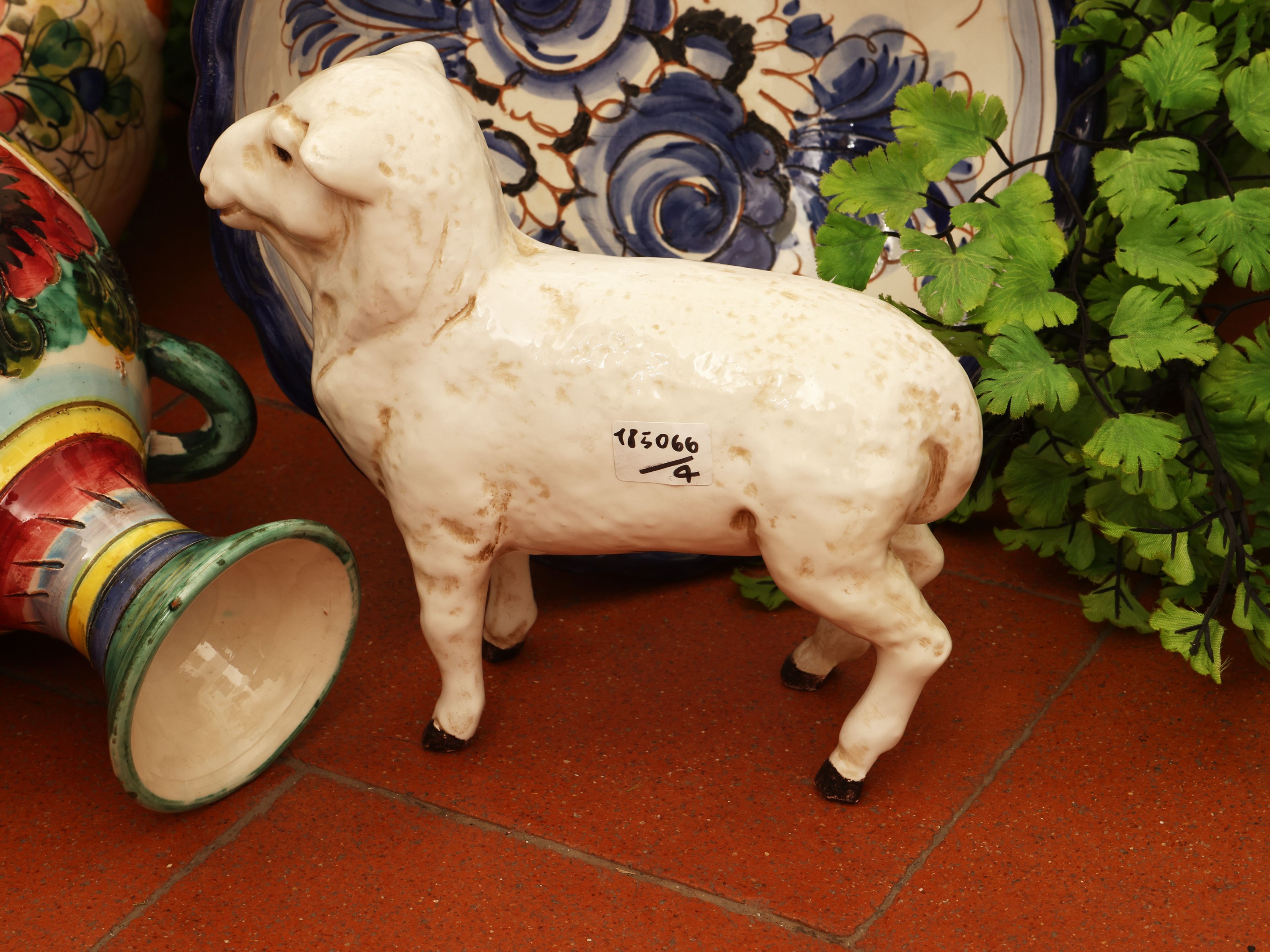 Lotto di ceramiche, fruttiera centrotavola e gruppo decorativo raffigurante pecora