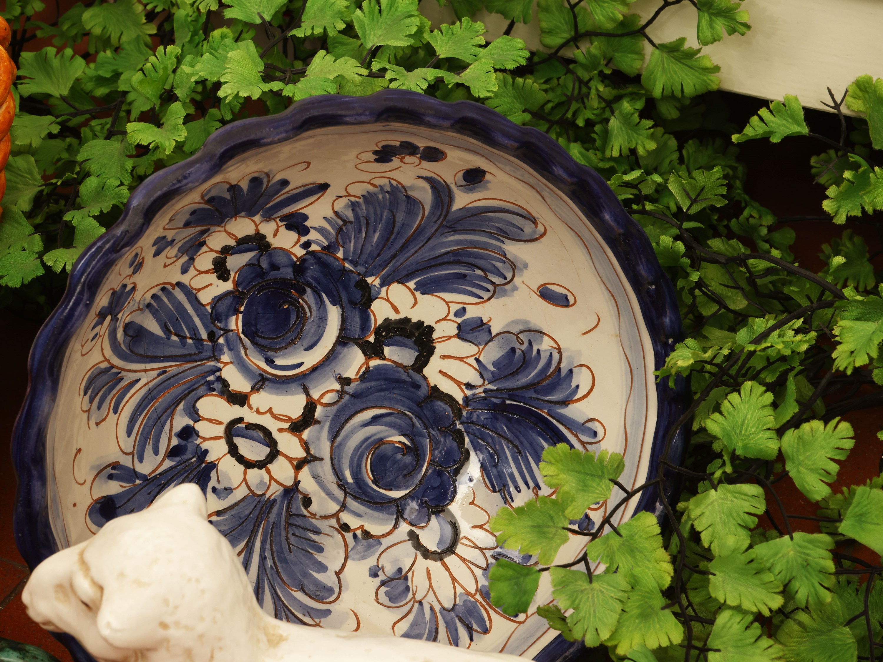 Lotto di ceramiche, fruttiera centrotavola e gruppo decorativo raffigurante pecora
