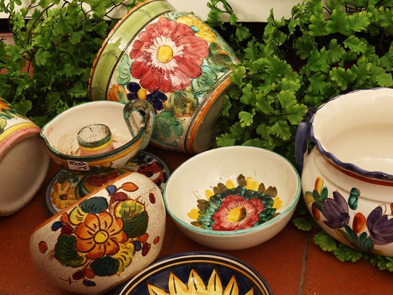 Assortimento di accessori in ceramica smaltata, comprendente cachepot e una bugia con piattino