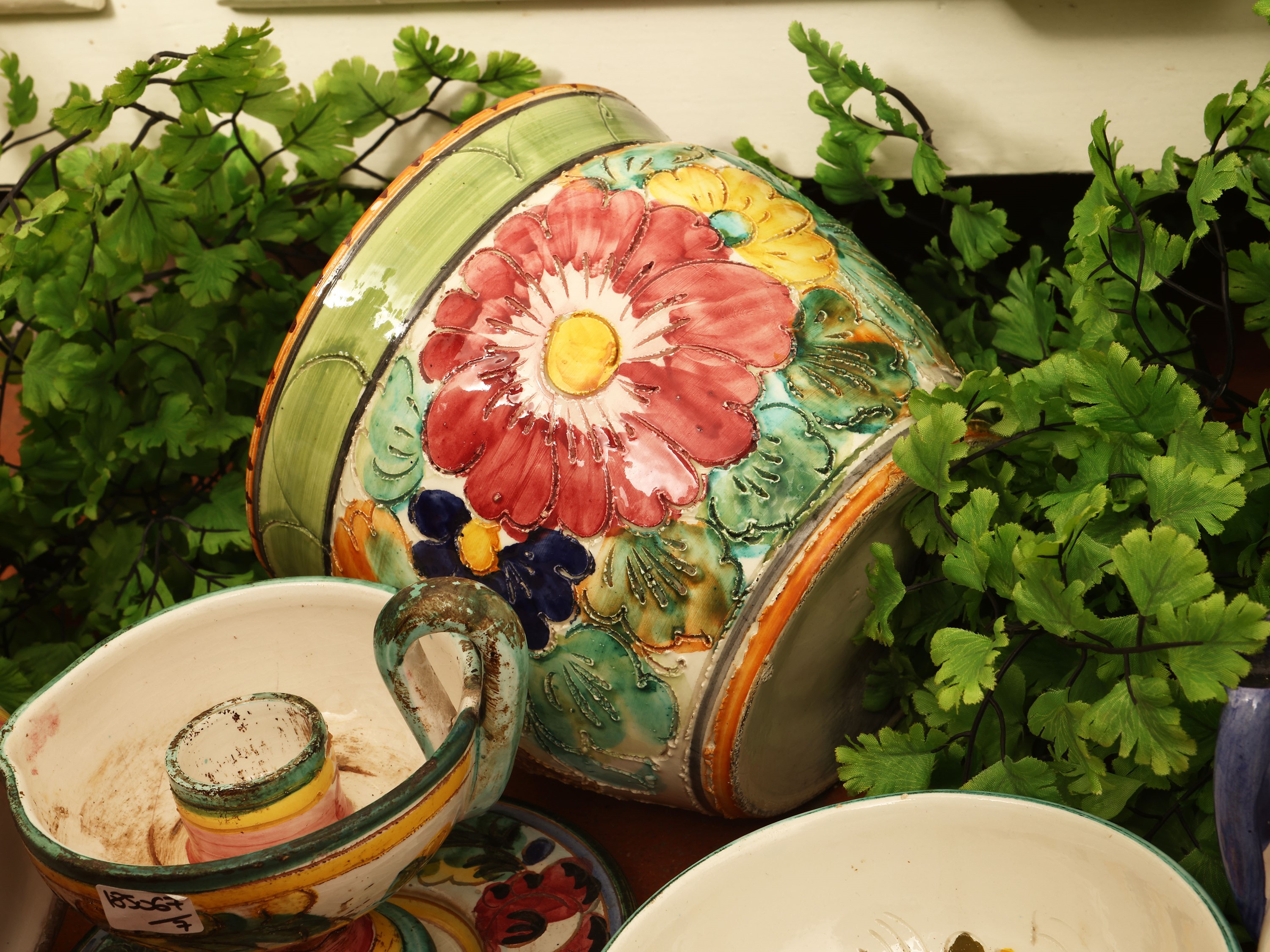 Assortimento di accessori in ceramica smaltata, comprendente cachepot e una bugia con piattino