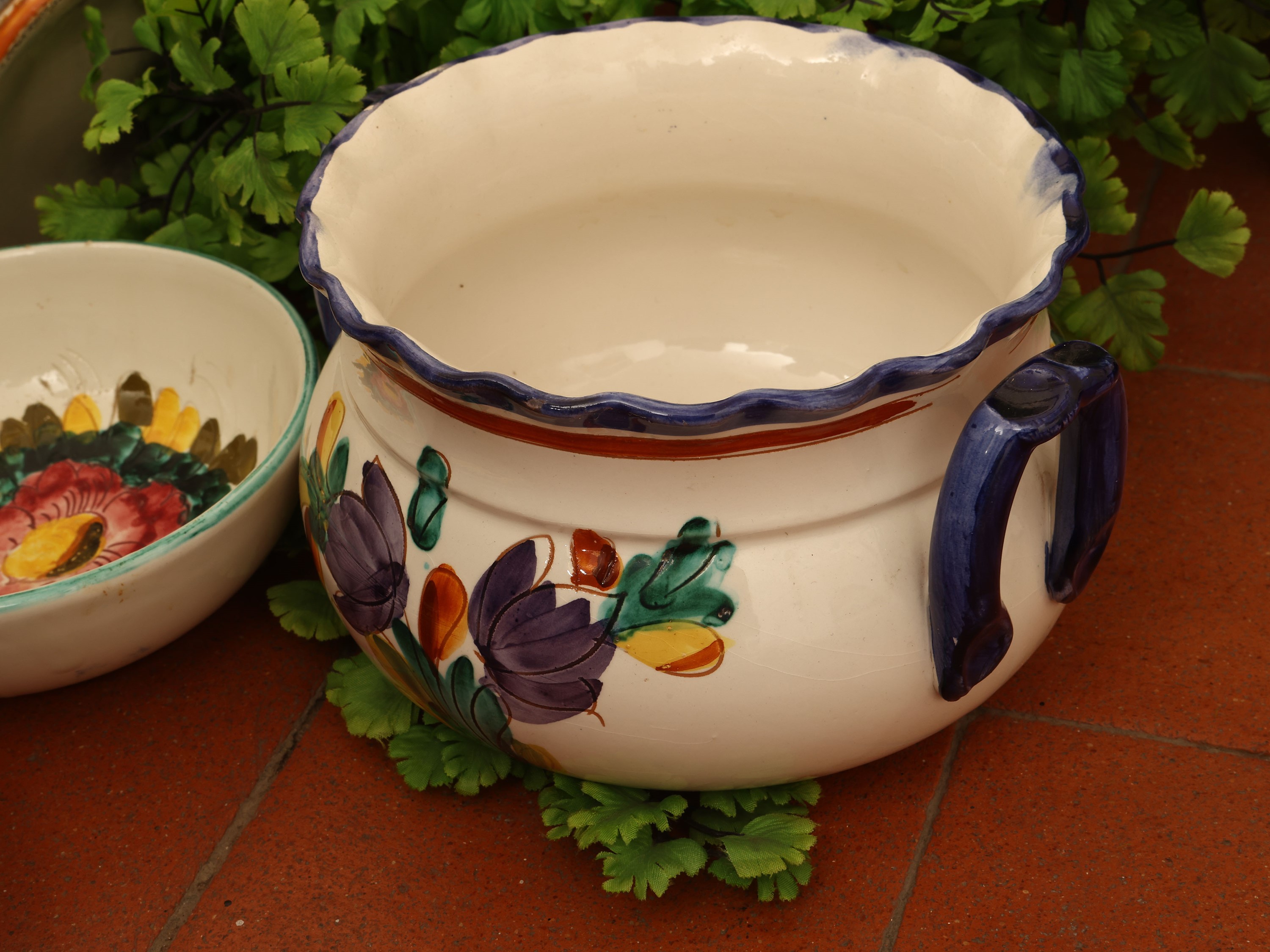 Assortimento di accessori in ceramica smaltata, comprendente cachepot e una bugia con piattino