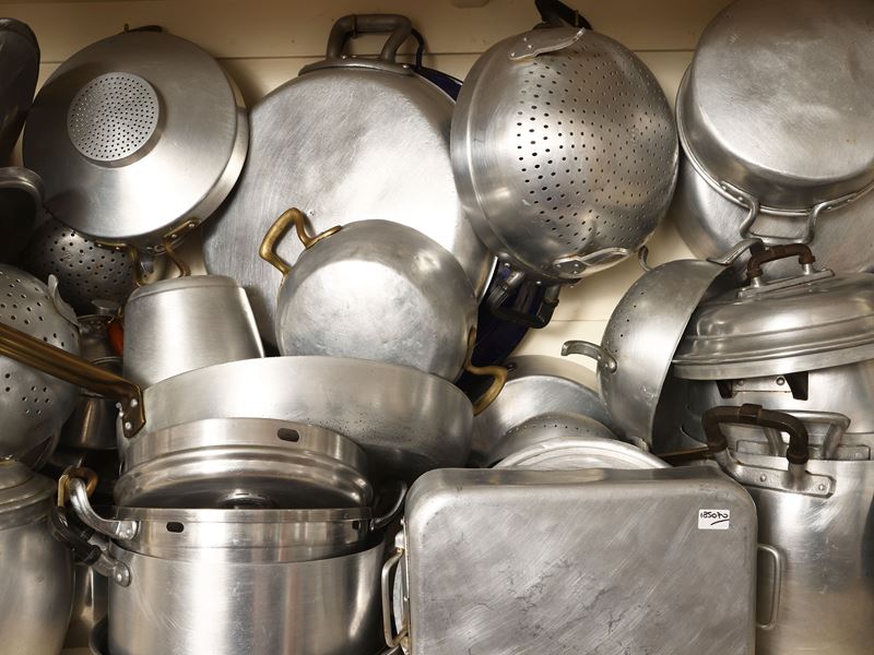 Assortimento di pentole e accessori da cucina in alluminio