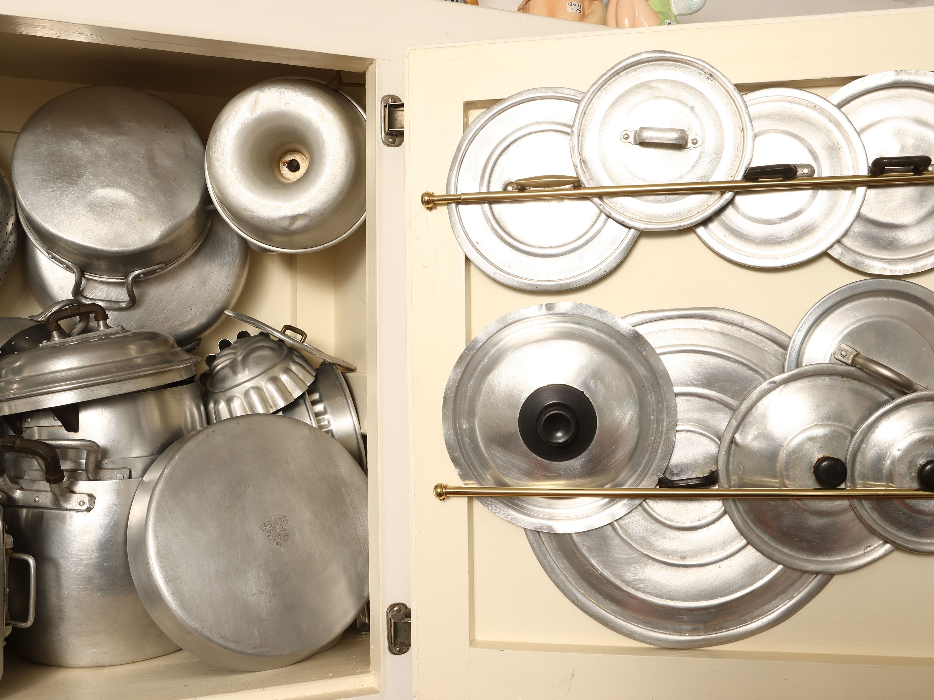 Assortimento di pentole e accessori da cucina in alluminio
