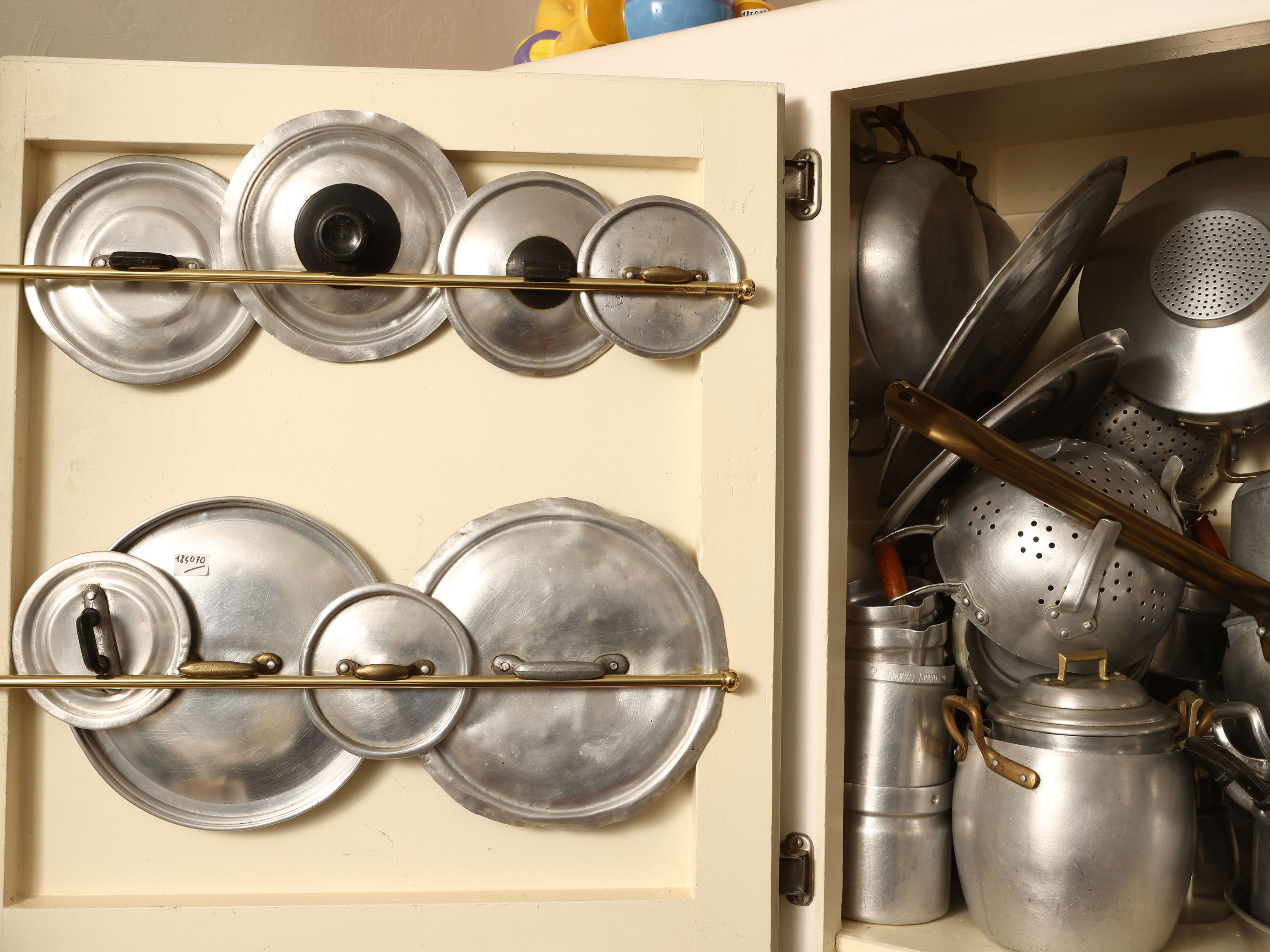 Assortimento di pentole e accessori da cucina in alluminio