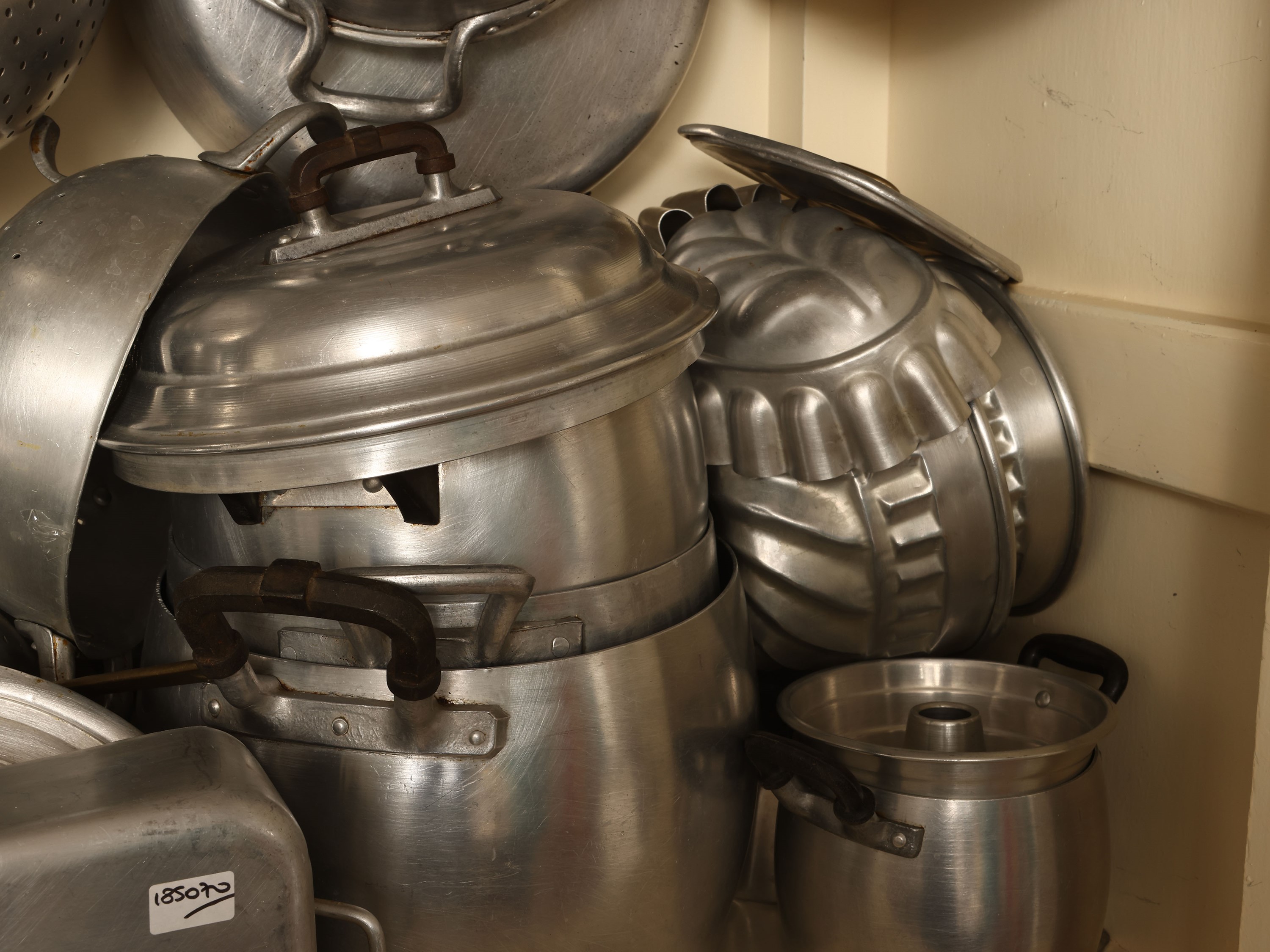 Assortimento di pentole e accessori da cucina in alluminio