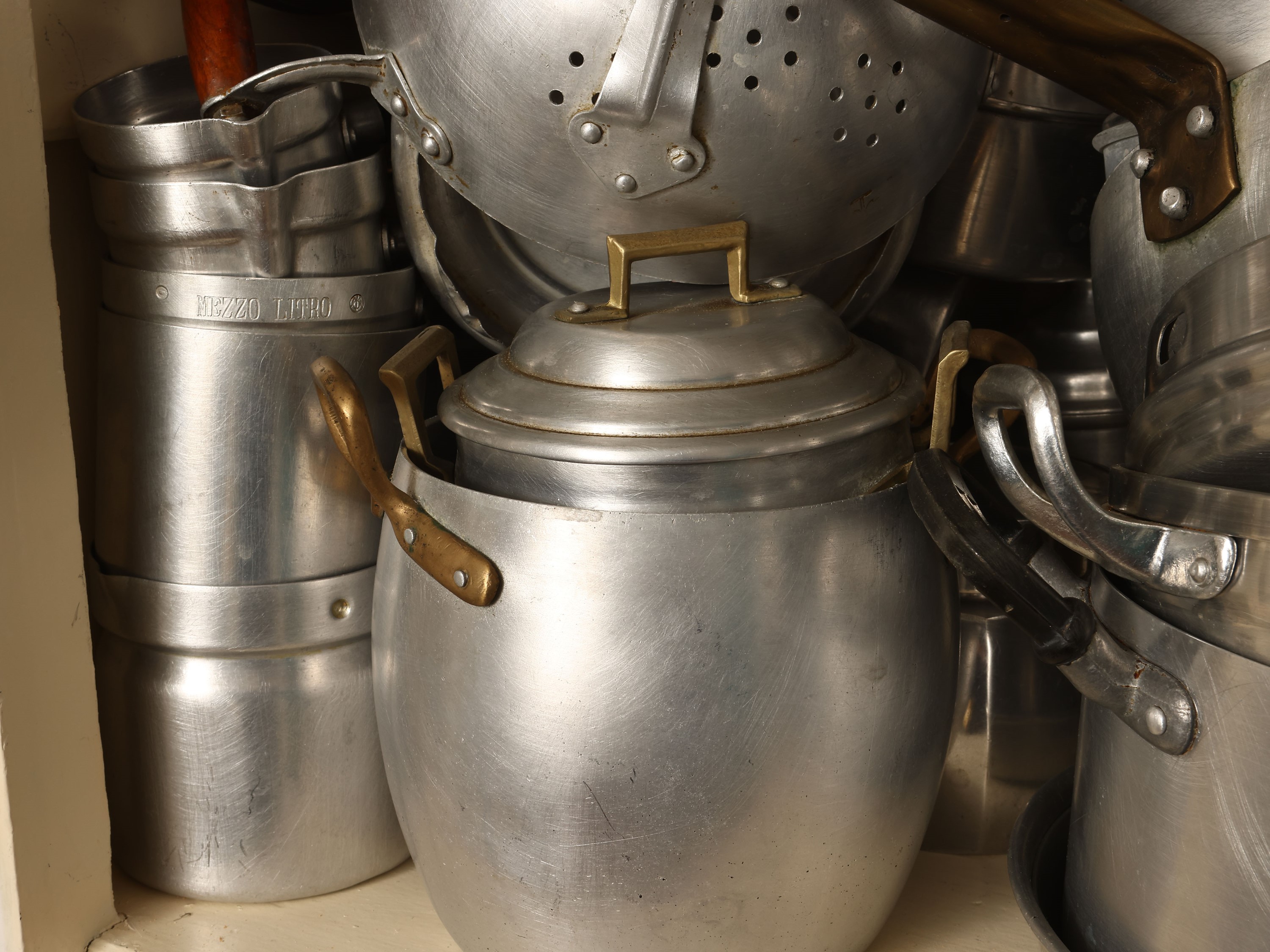 Assortimento di pentole e accessori da cucina in alluminio