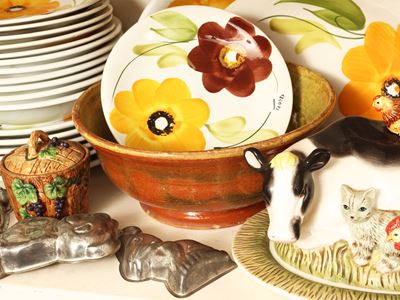 Servizio di piatti in ceramica Sangallo dipinto con fiori, composizione accessori per la tavola