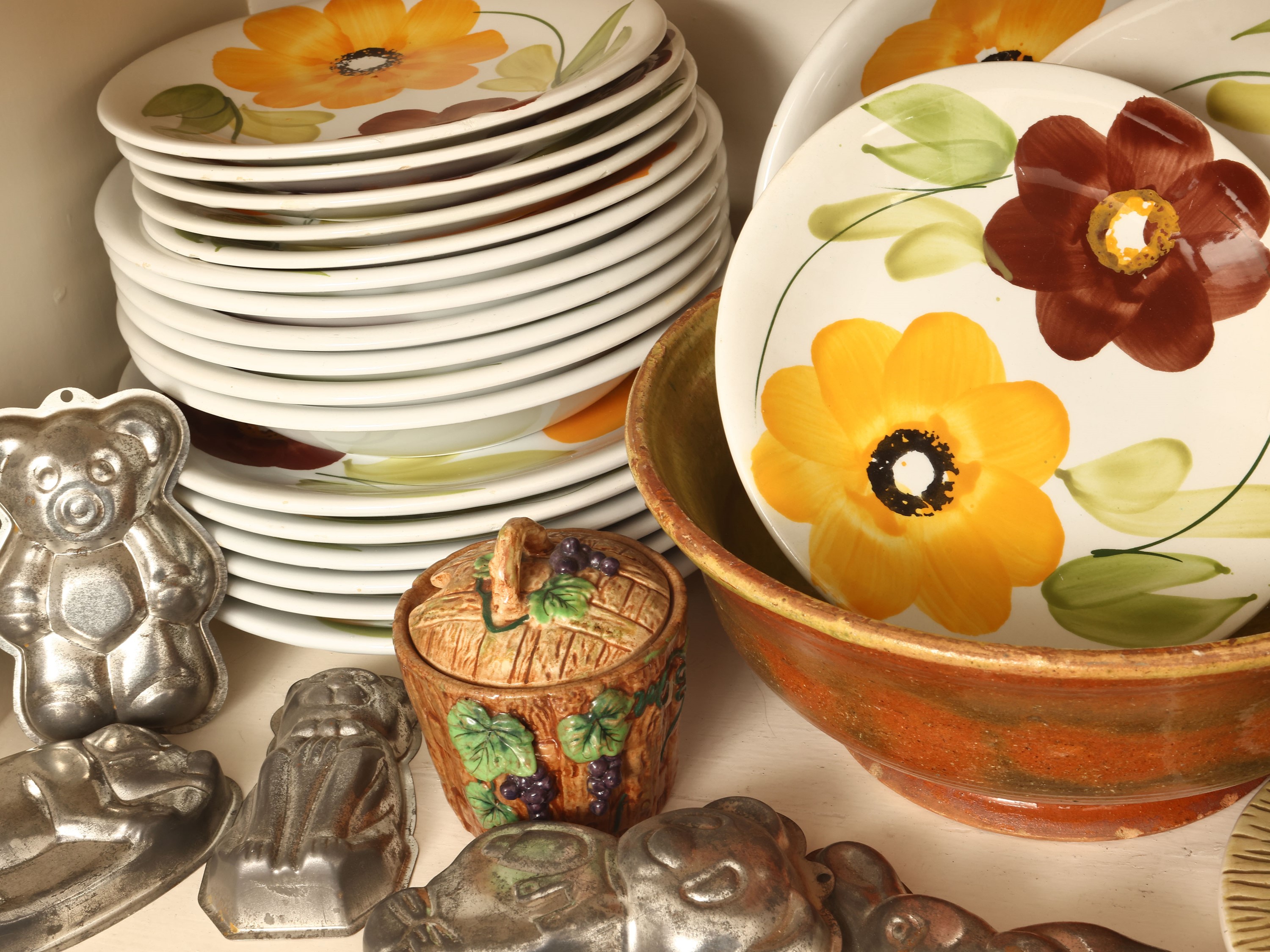 Servizio di piatti in ceramica Sangallo dipinto con fiori, composizione accessori per la tavola