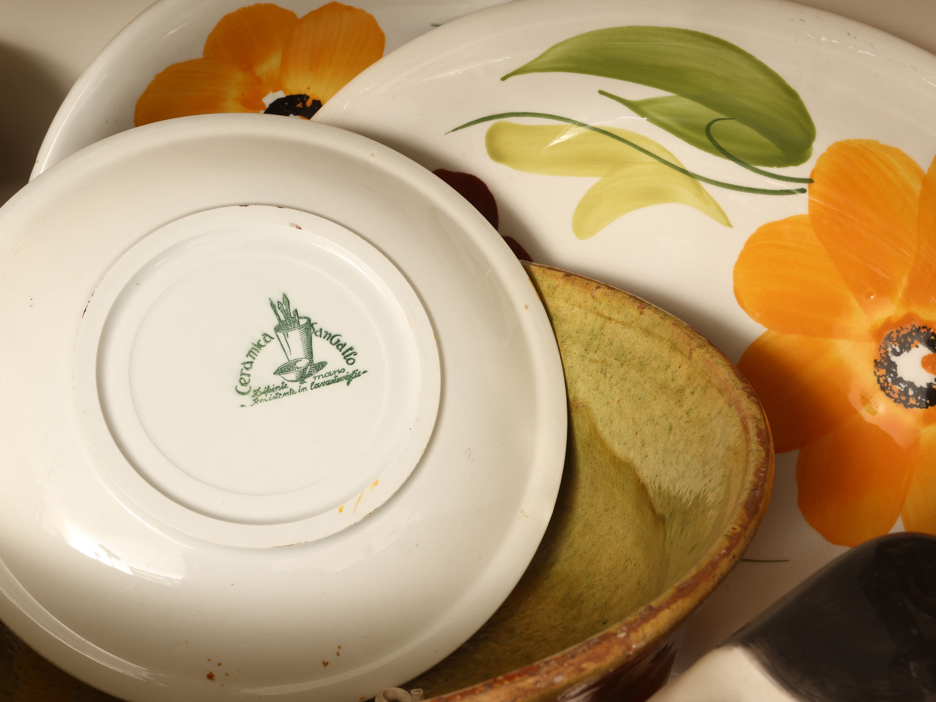Servizio di piatti in ceramica Sangallo dipinto con fiori, composizione accessori per la tavola