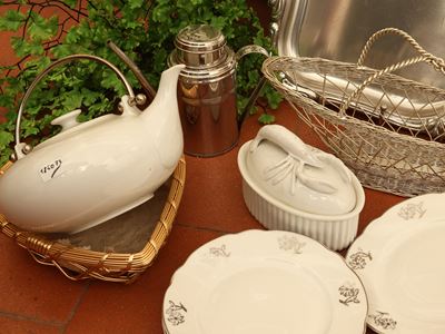 Accessori per la tavola, vassoio in metallo argentato, set da dolce in porcellana e zuppiera deco...