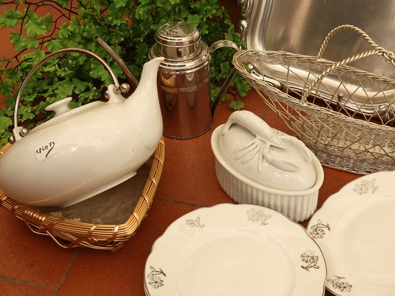 Accessori per la tavola, vassoio in metallo argentato, set da dolce in porcellana e zuppiera deco...