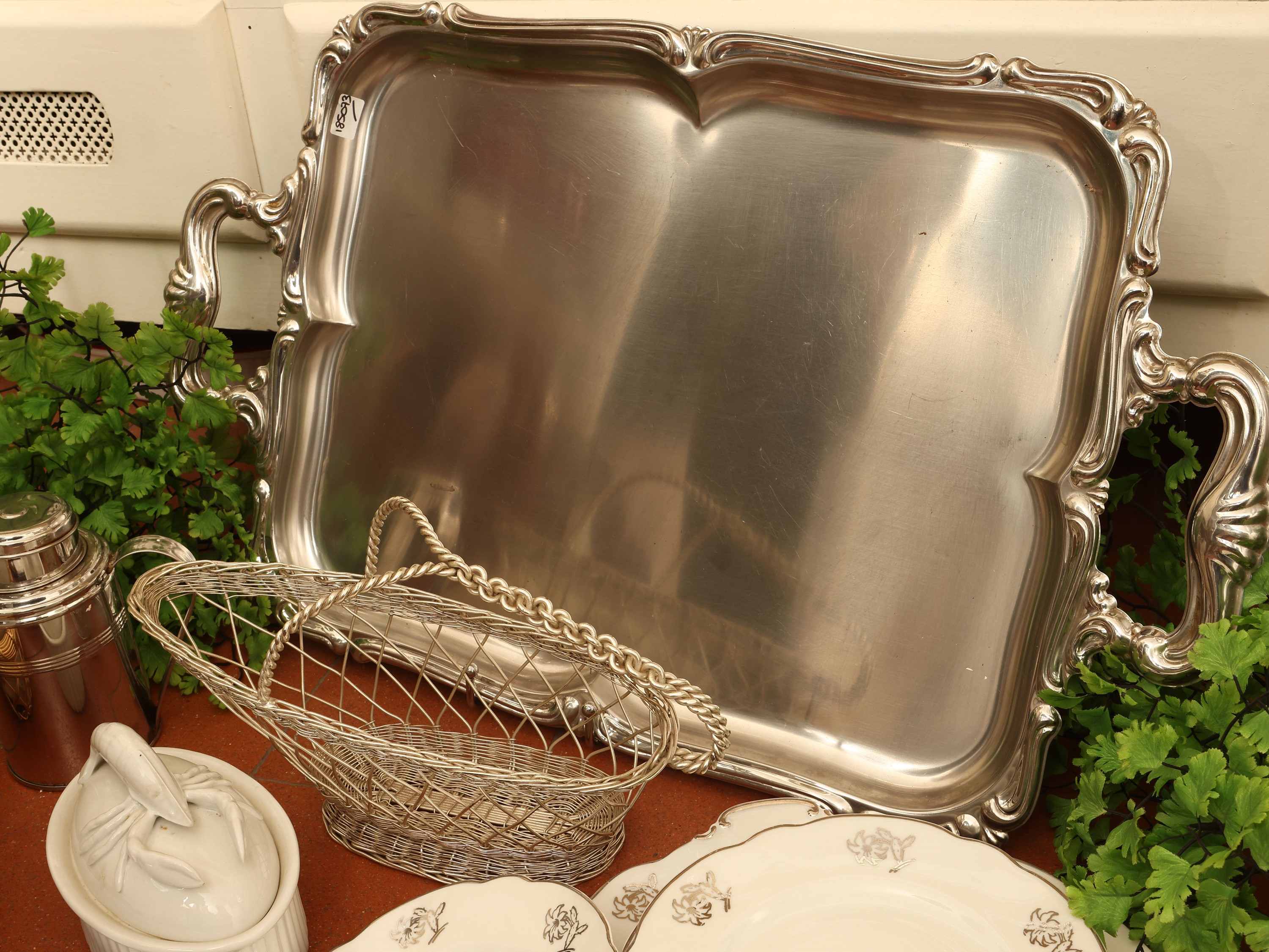 Accessori per la tavola, vassoio in metallo argentato, set da dolce in porcellana e zuppiera deco...
