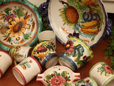 Ceramiche per la tavola, set decorato in policromia