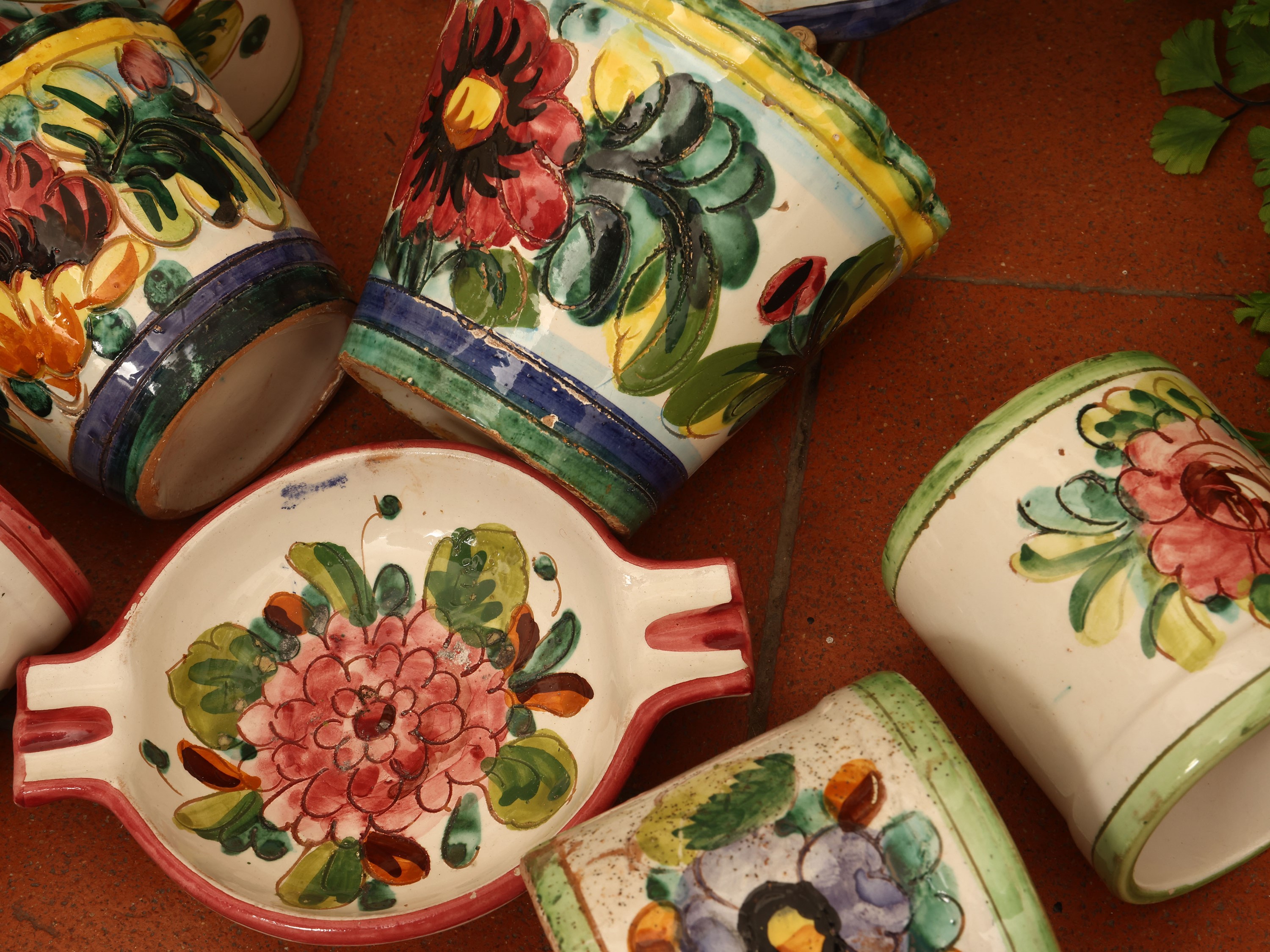 Ceramiche per la tavola, set decorato in policromia