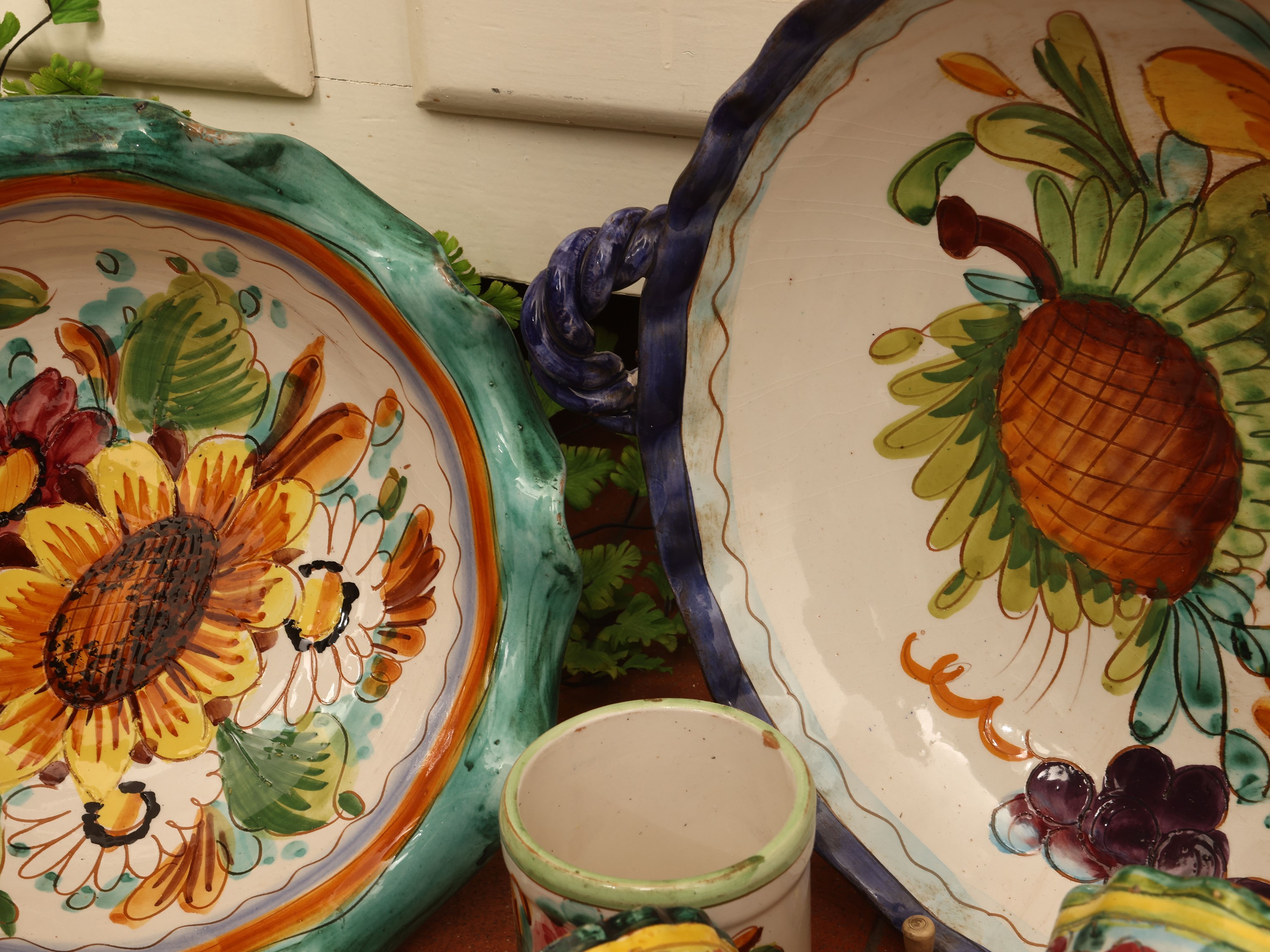 Ceramiche per la tavola, set decorato in policromia