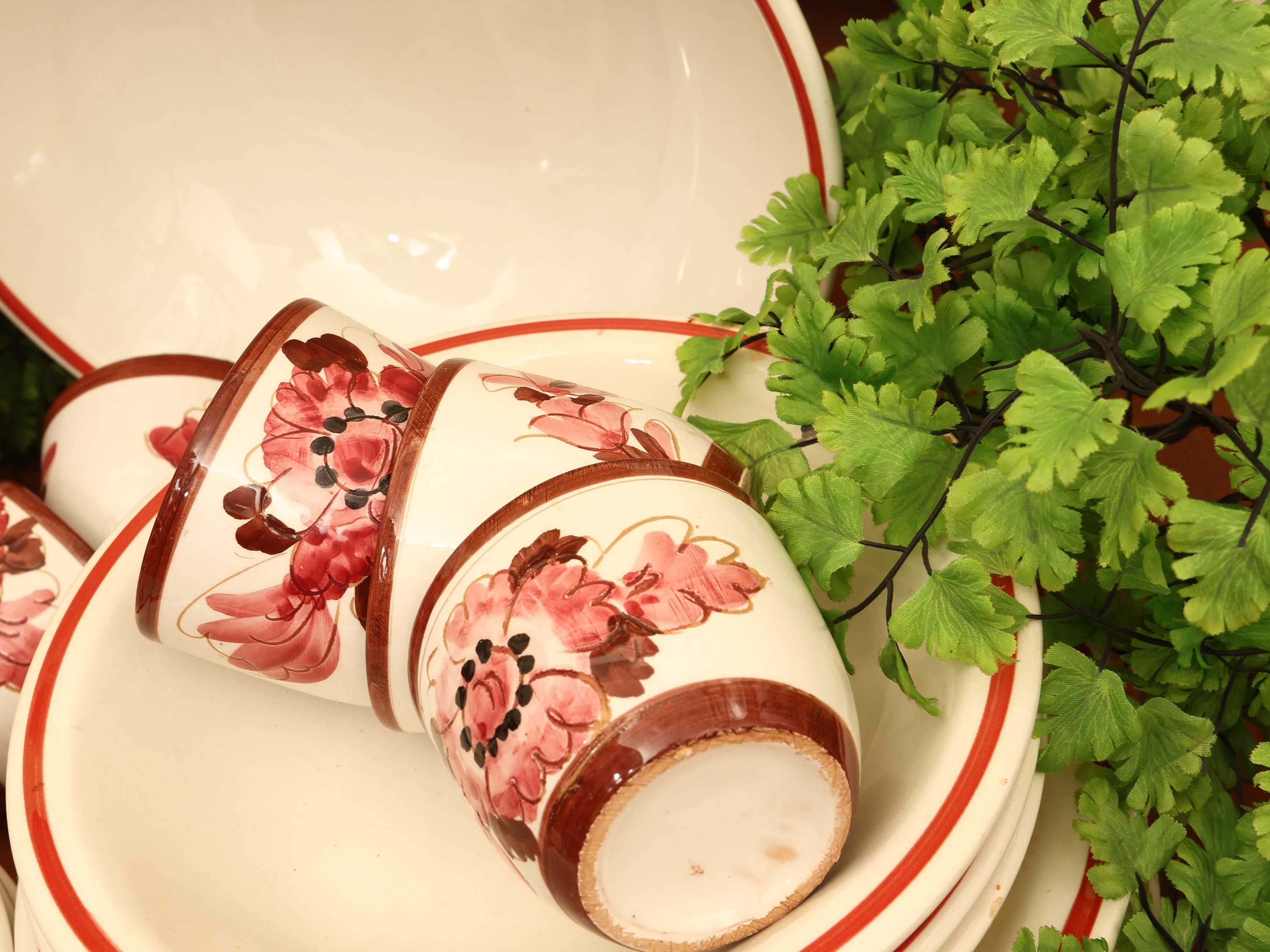 Servizio di piatti in ceramica e accessori rustici per la tavola
