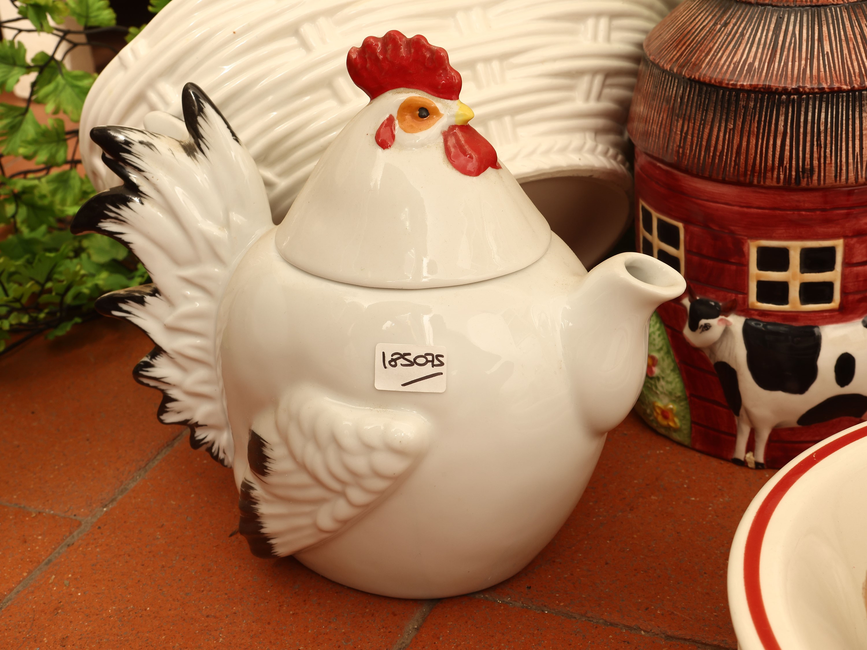 Servizio di piatti in ceramica e accessori rustici per la tavola