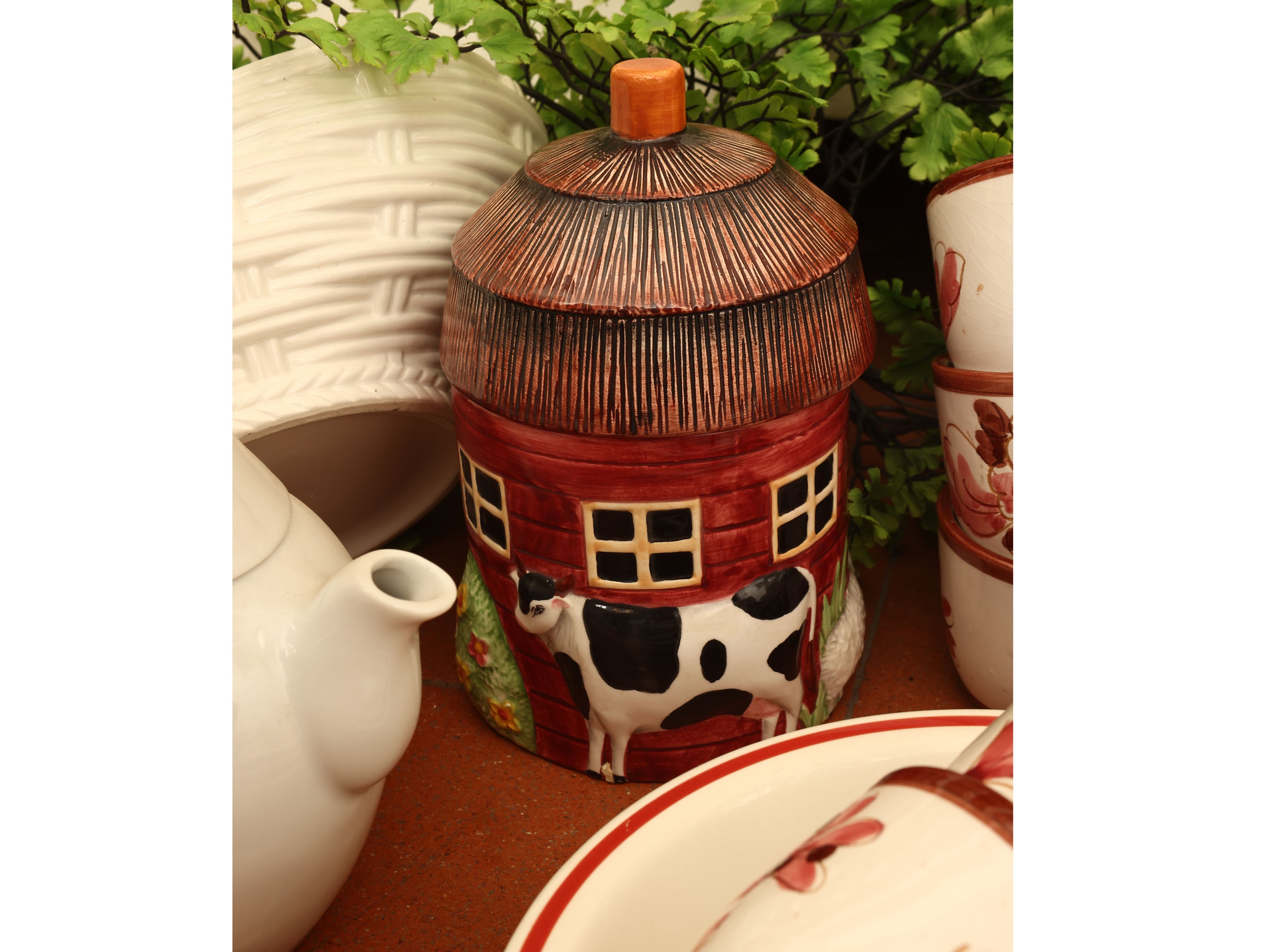 Servizio di piatti in ceramica e accessori rustici per la tavola