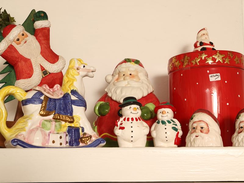 Decorazioni natalizie, composta da accessori in ceramica e legno
