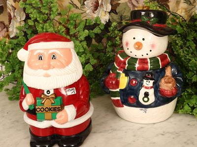 Due biscottiere di Natale, ceramica decorata, altezza 25 cm e 28 cm