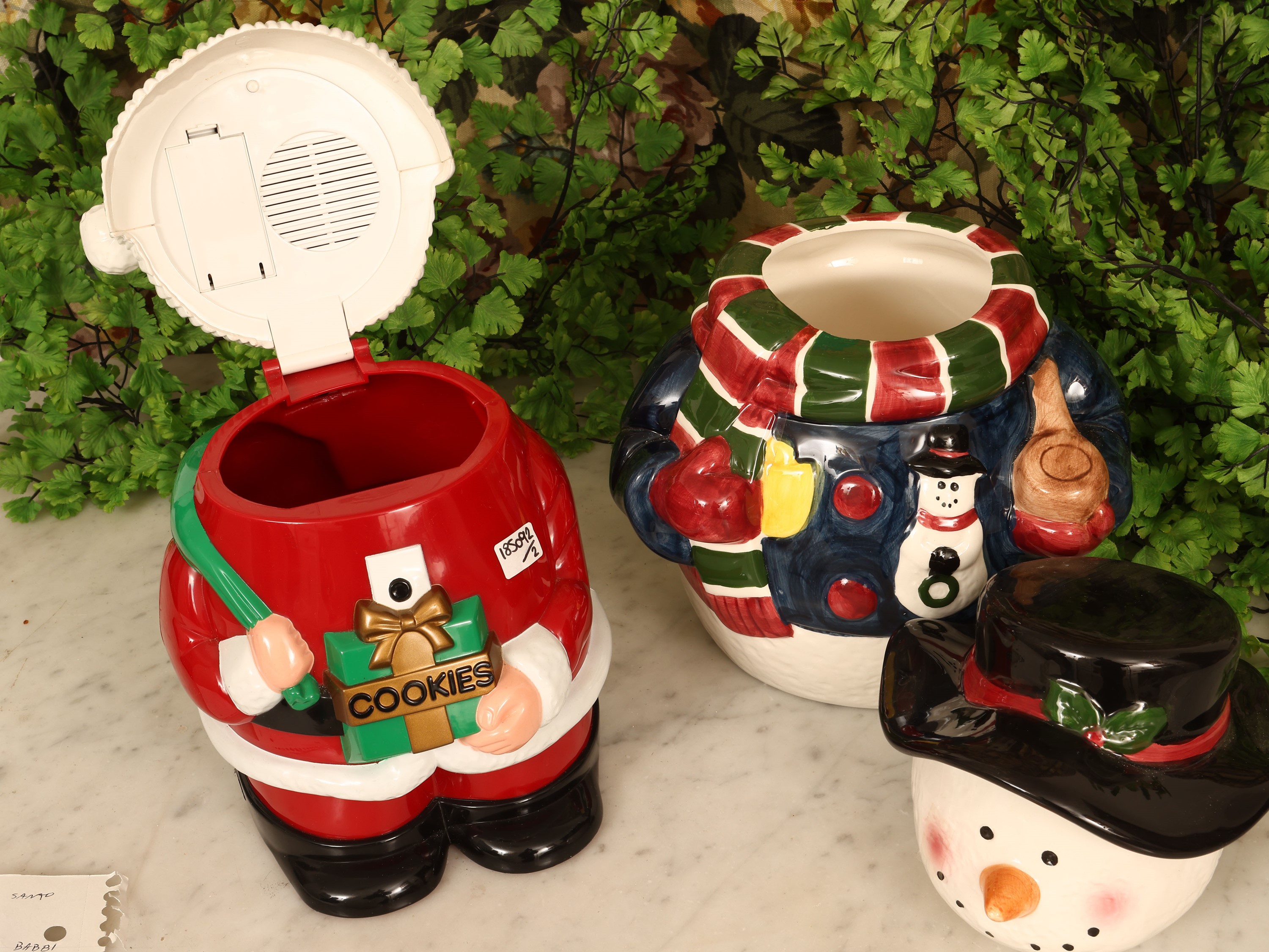 Due biscottiere di Natale, ceramica decorata, altezza 25 cm e 28 cm