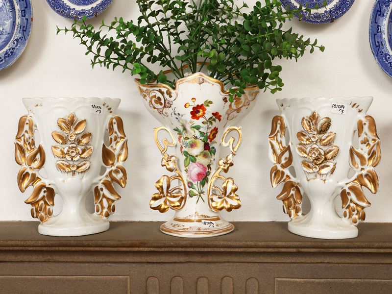 Trittico di vasi in porcellana, metà del XIX secolo