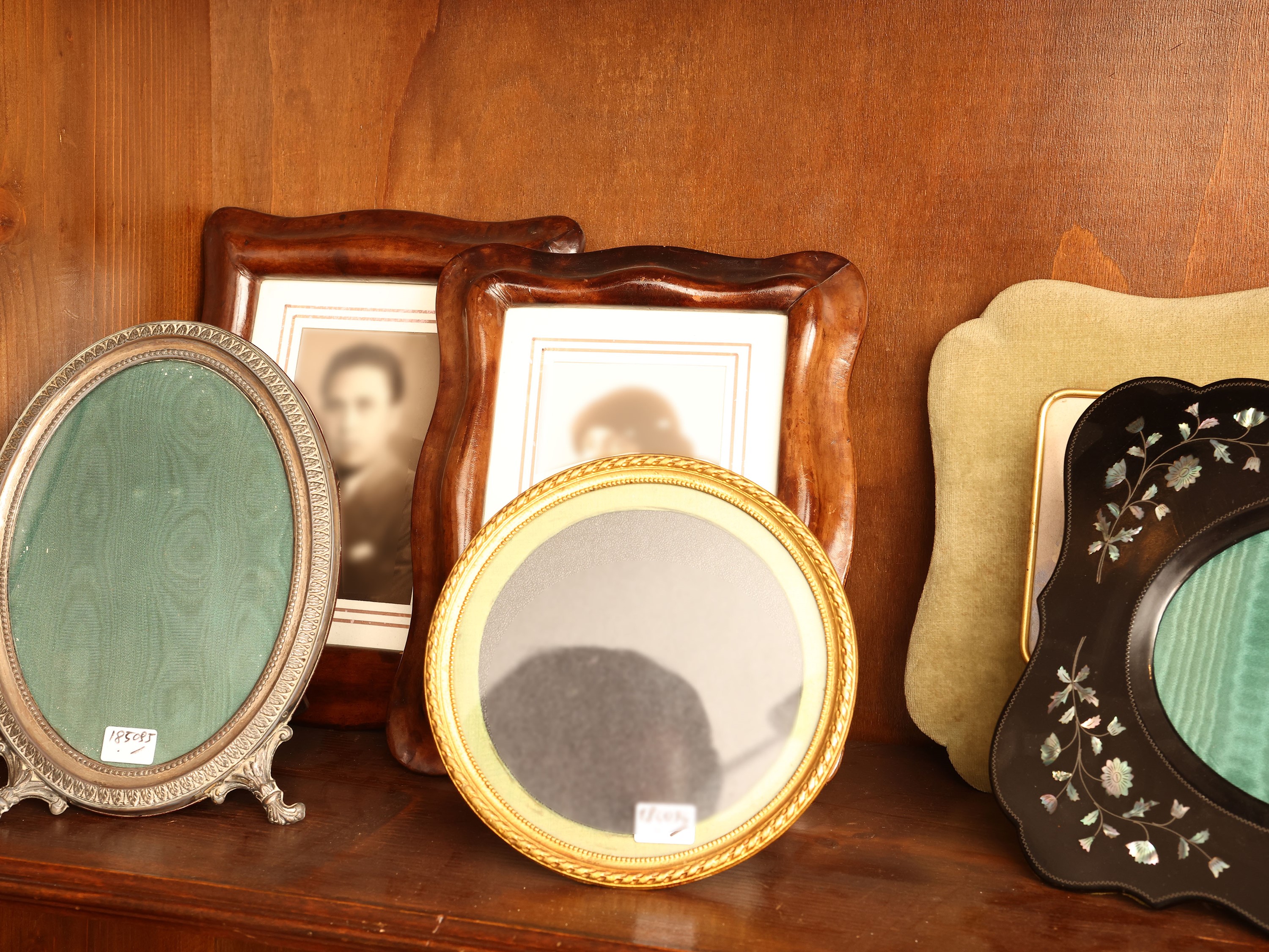 Assortimento di cornici d'epoca in argento, legno e lacca
