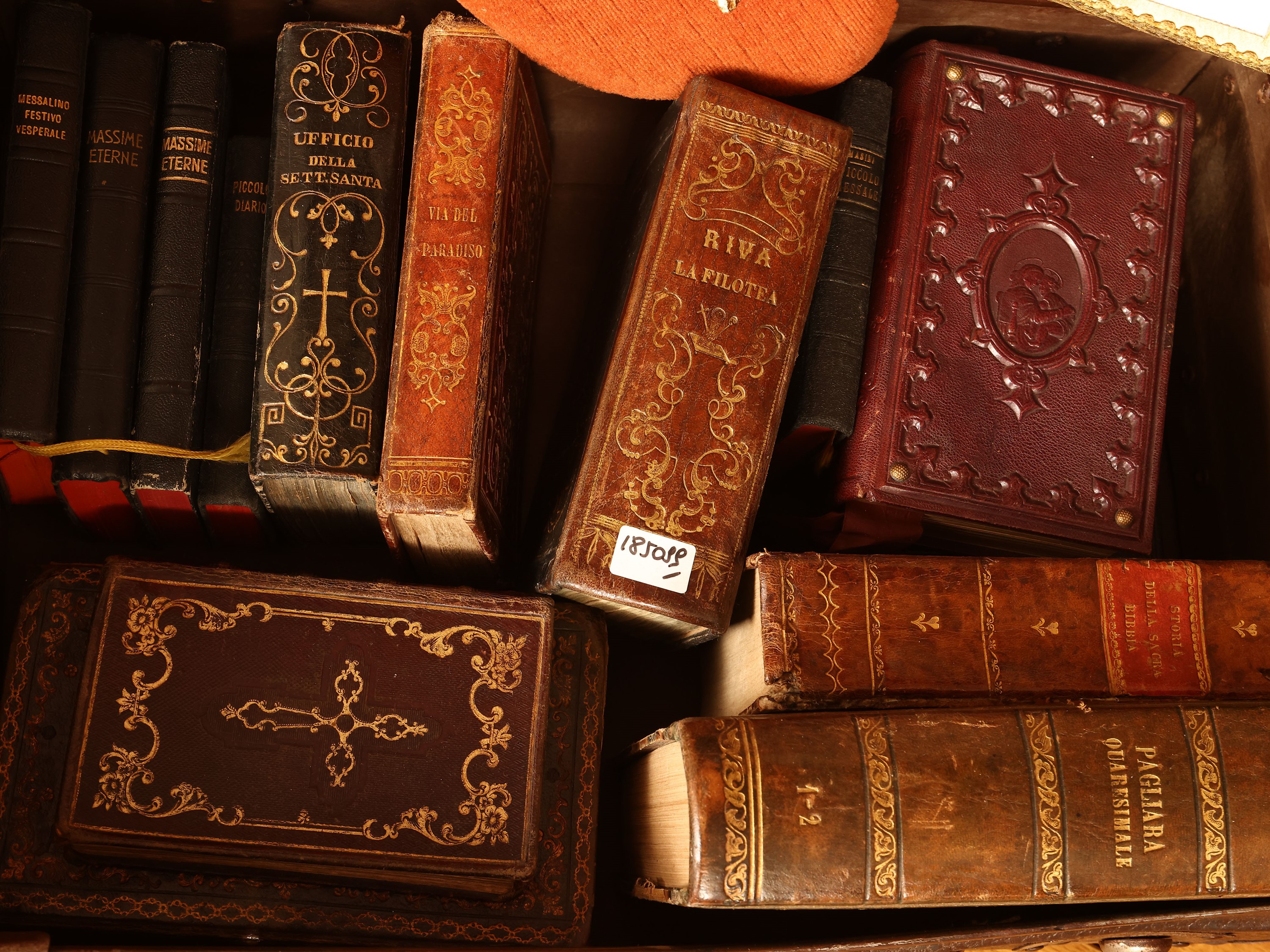 Curiosità devozionali d'epoca, valigetta vintage contenente libri di preghiera
