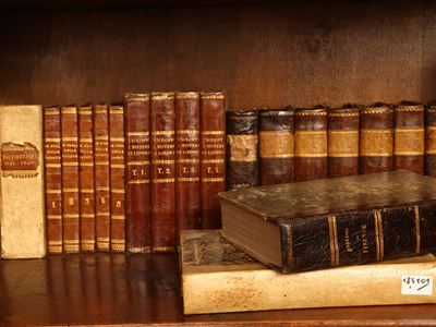 Piccola biblioteca di libri d'epoca, legature in mezza pelle, XVIII/XIX secolo