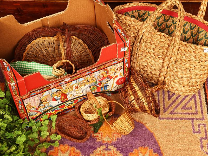 Assortimento di cesti in vimini di varie fogge e dimensioni