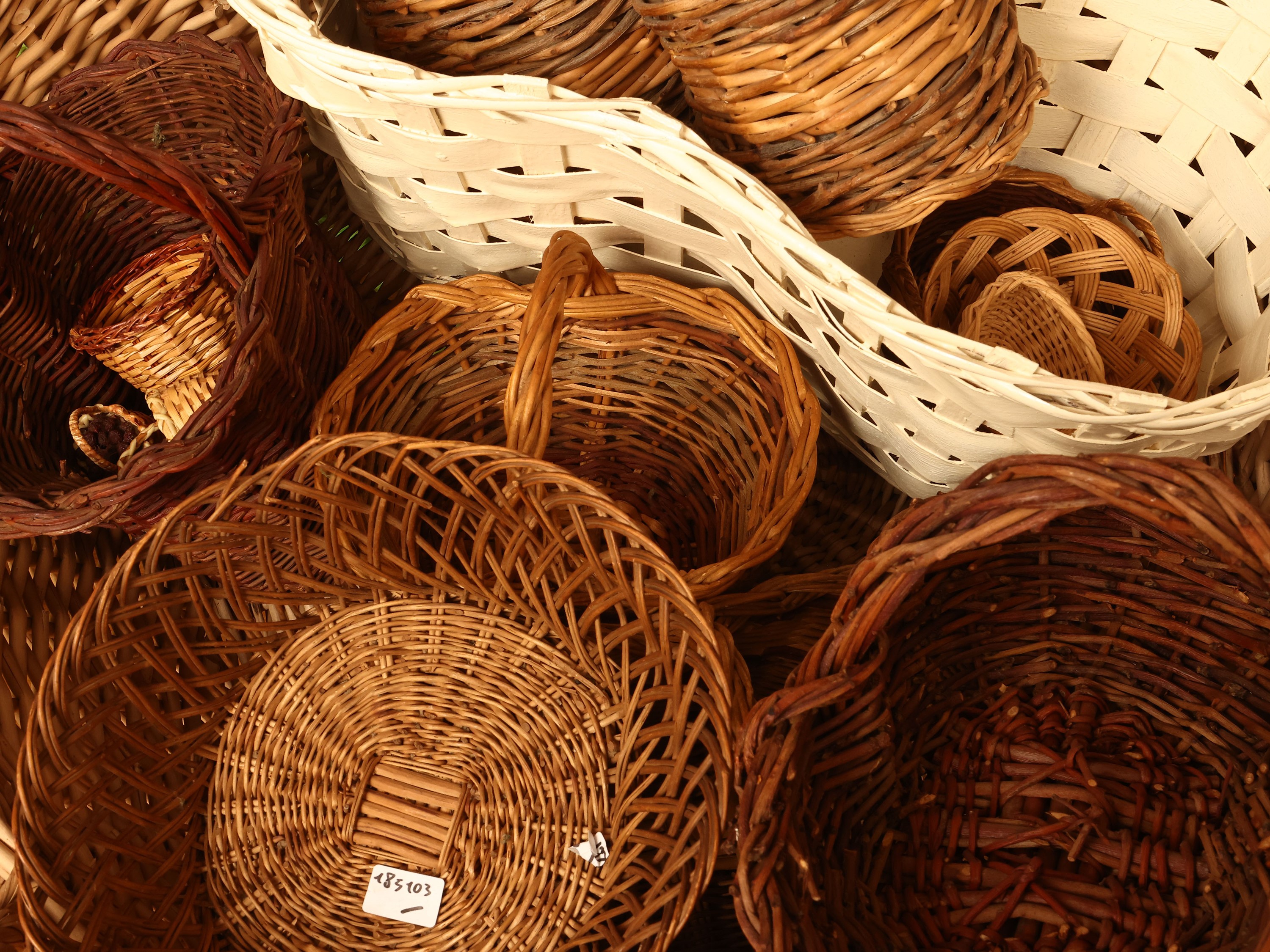 Assortimento di cestini in vimini, vari formati e dimensioni