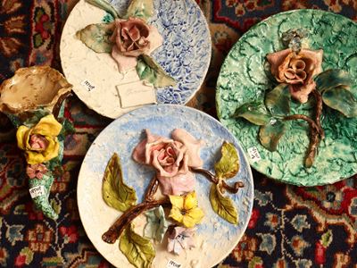 Cornucopia in terraglia con decorazione a rilievo