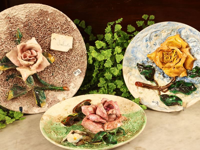 Tre piatti decorativi in cartapesta, manifattura napoletana, fine XIX - inizio XX secolo